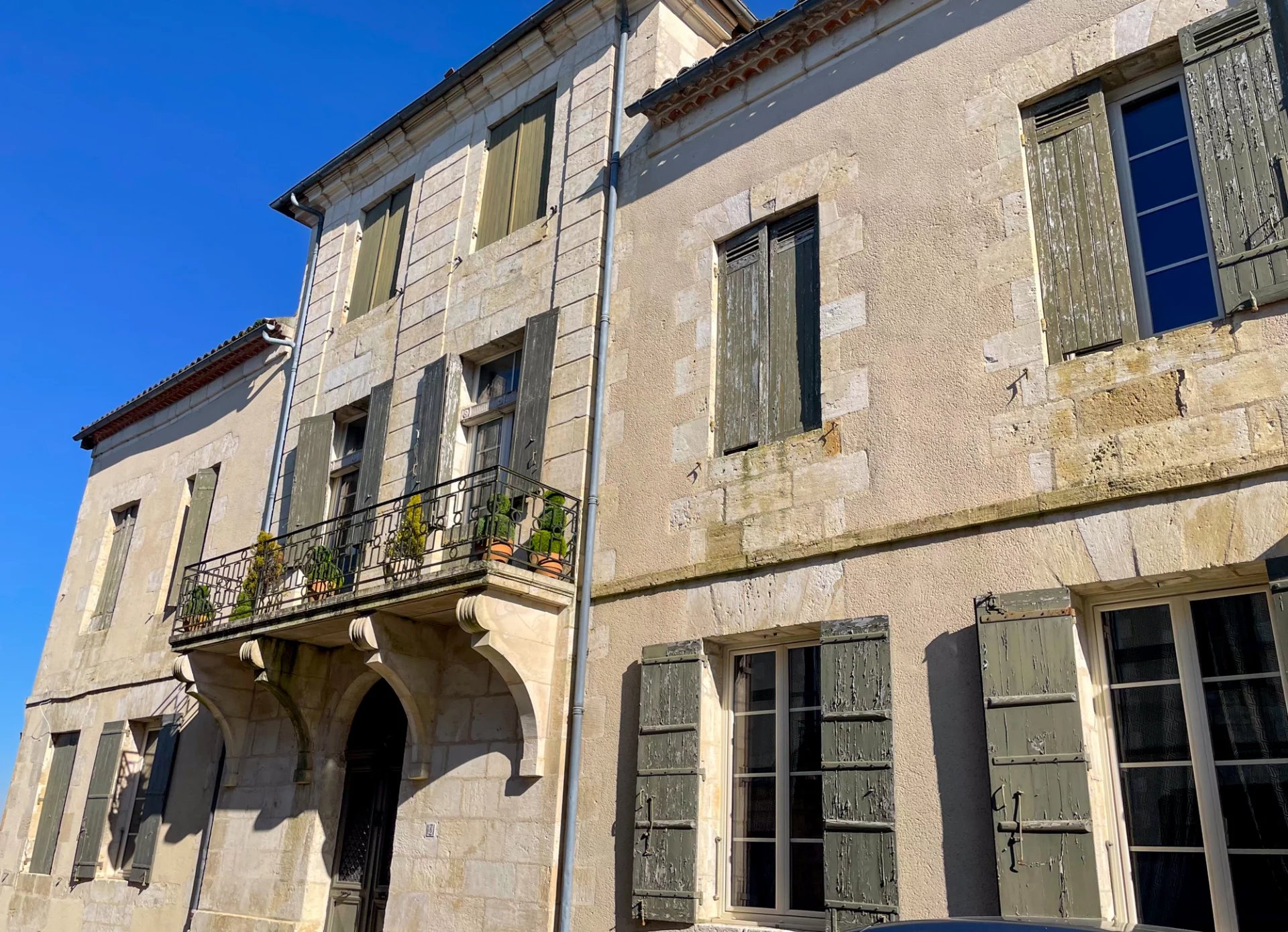 Grande maison bourgeoise de ville avec garage et cour