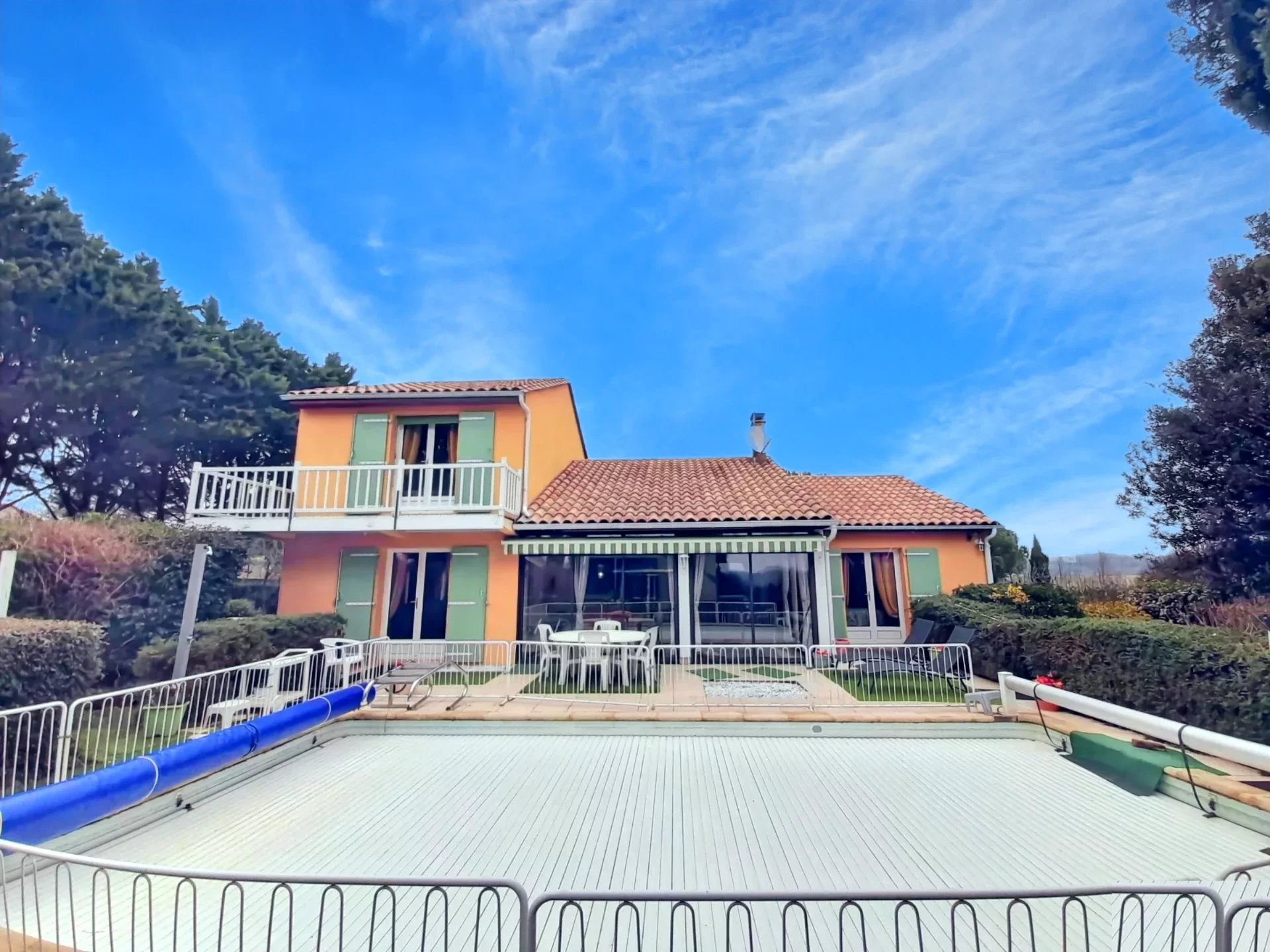 Unique detached home enjoying stunning views, a pool and parkland gardens
