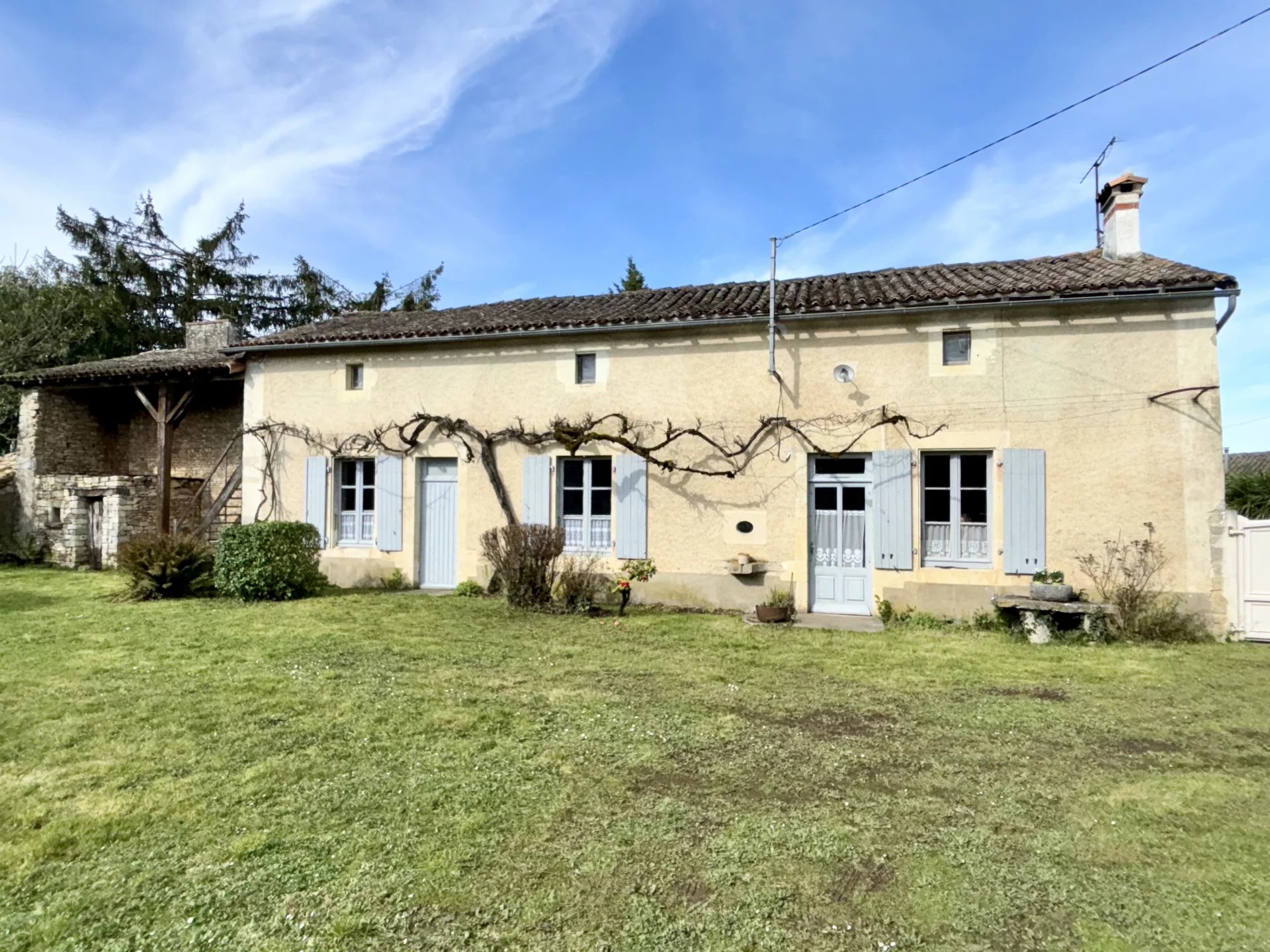 Three character Houses, two barns and over 4000m2 of attached land