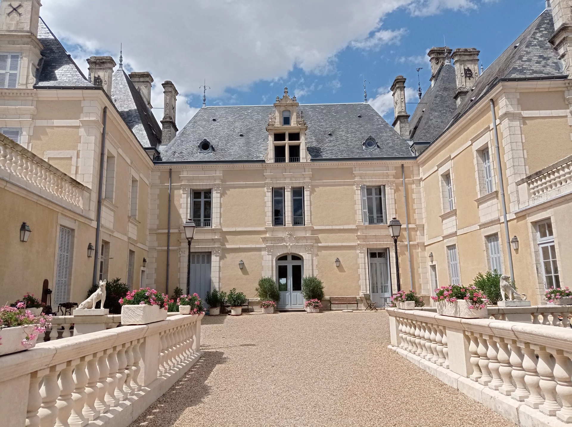One bedroom apartment with balcony in a stunning Chateau