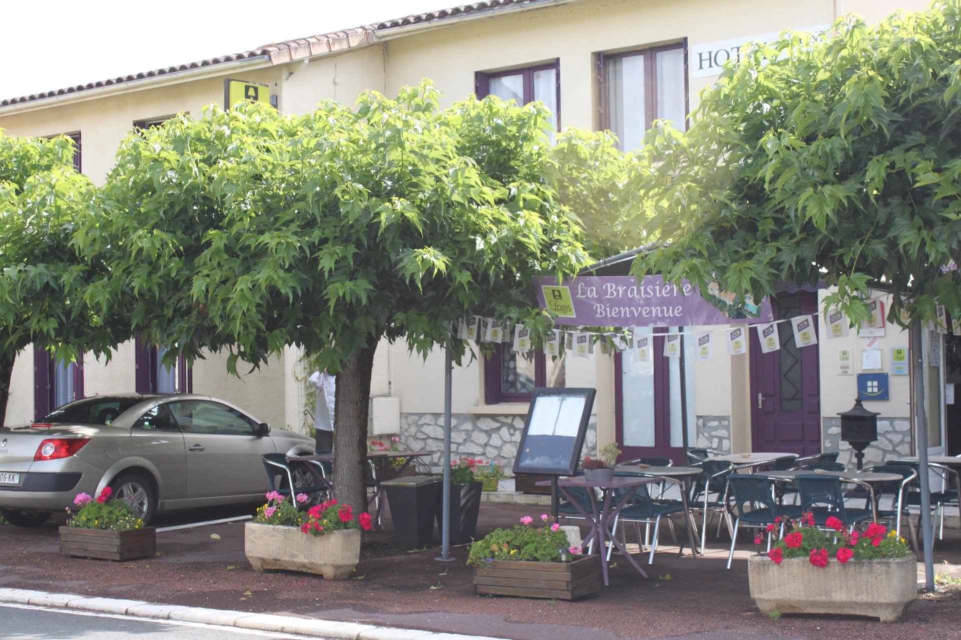 Functioning hotel restaurant in a village location near of Aubeterre-sur-Dronne