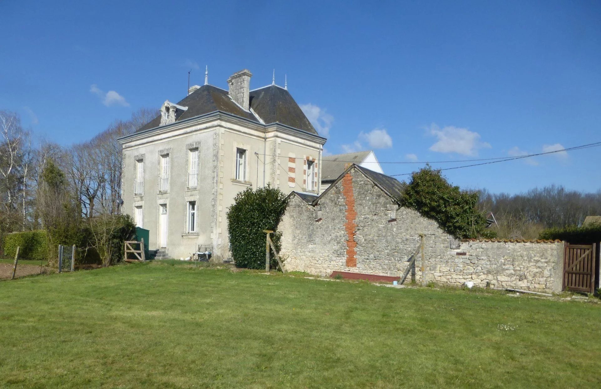 Maison de maitre and coach house with income