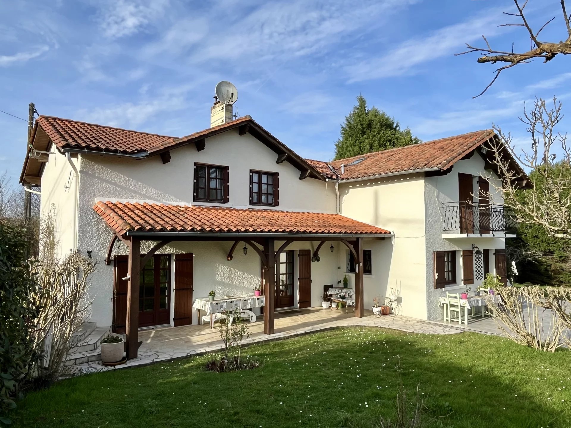 Maison individuelle de 6 chambres située à la périphérie d'un village populaire