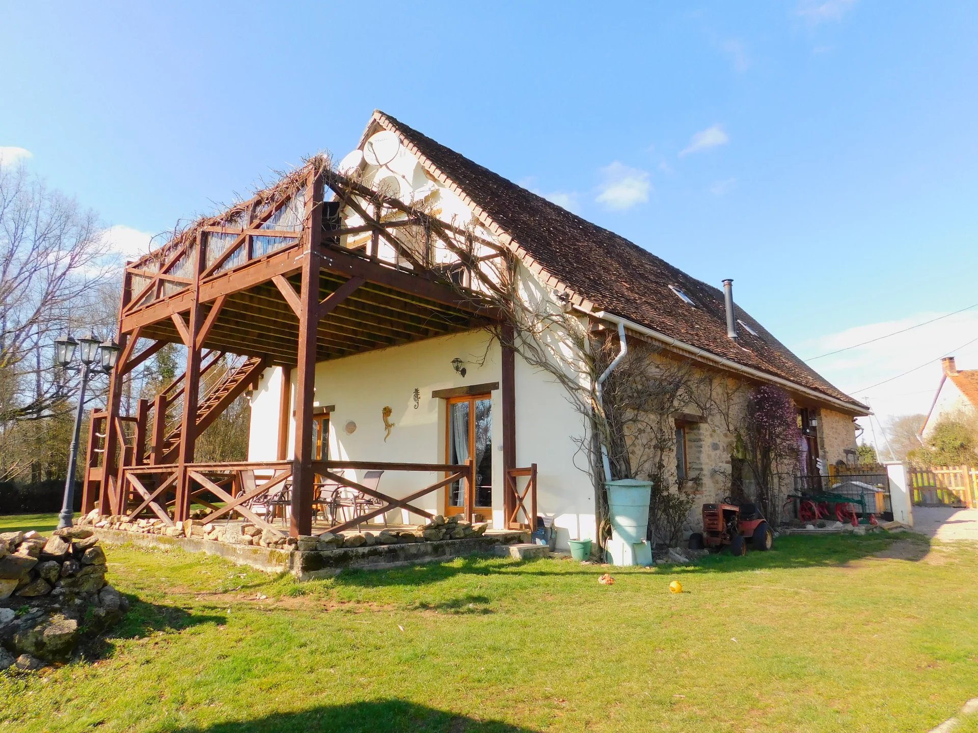 Stunning barn conversion with two guesthouses and fishing lake