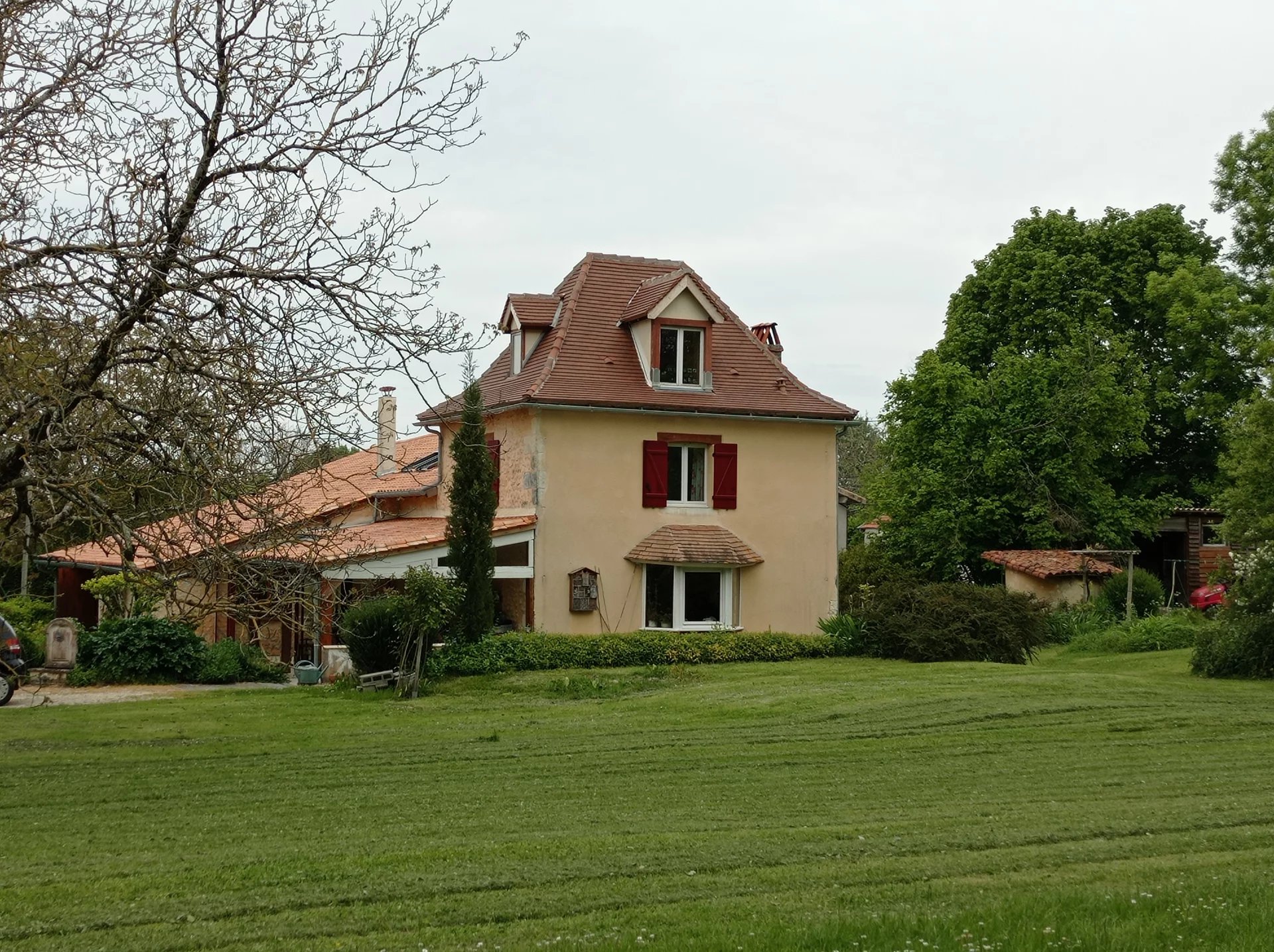 Propriété en bordure de ville dans un parc.