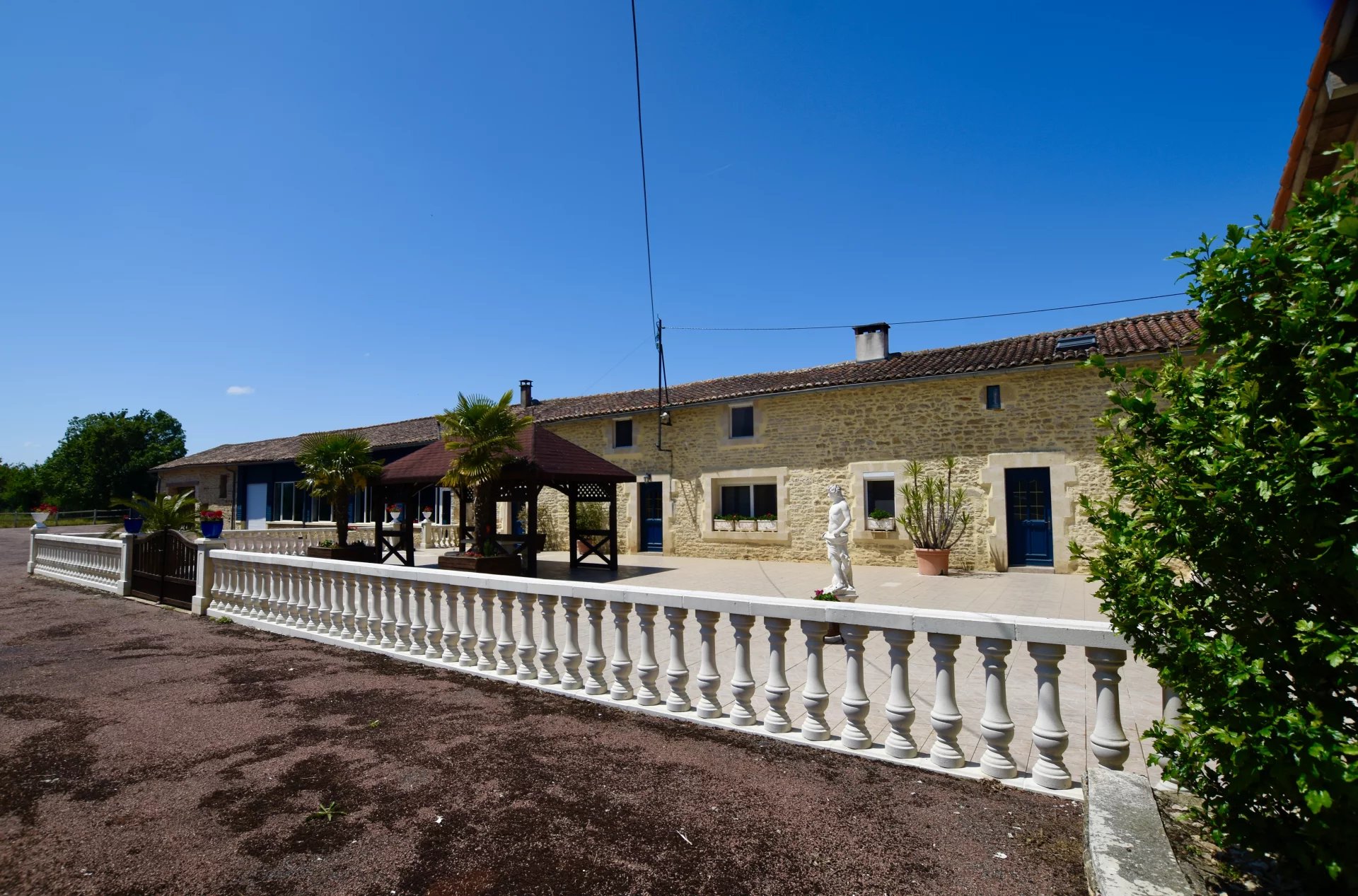 Magifique Longère avec piscine intérieure, 2 maison d'amis et 7 ha de terrain.