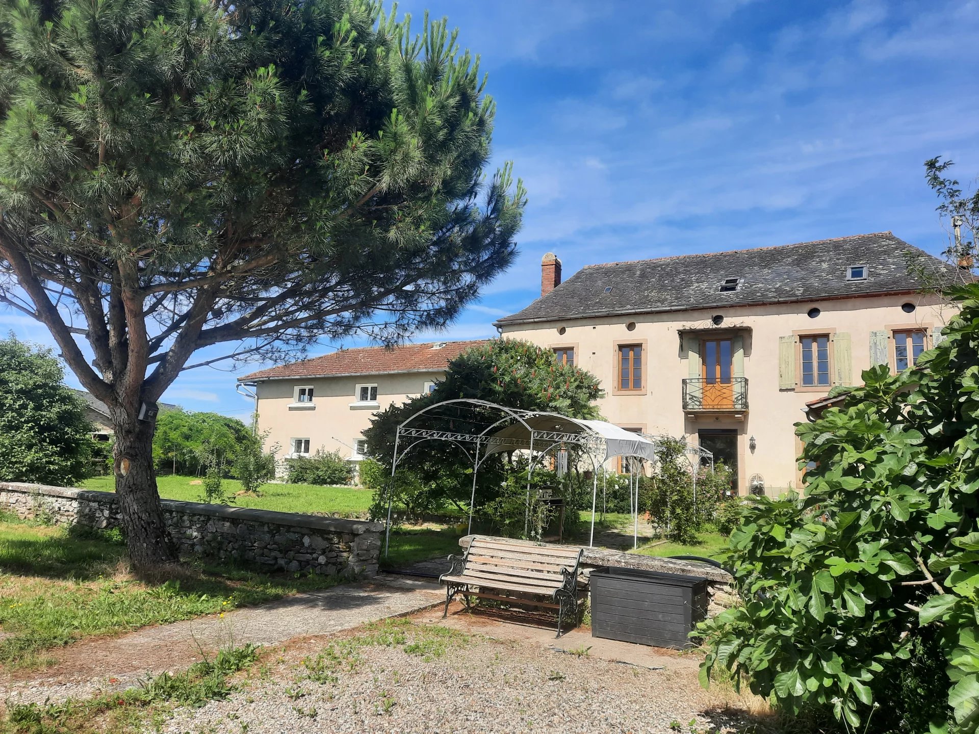 Ancien corps de ferme 240m² , sur 6ha de terrain