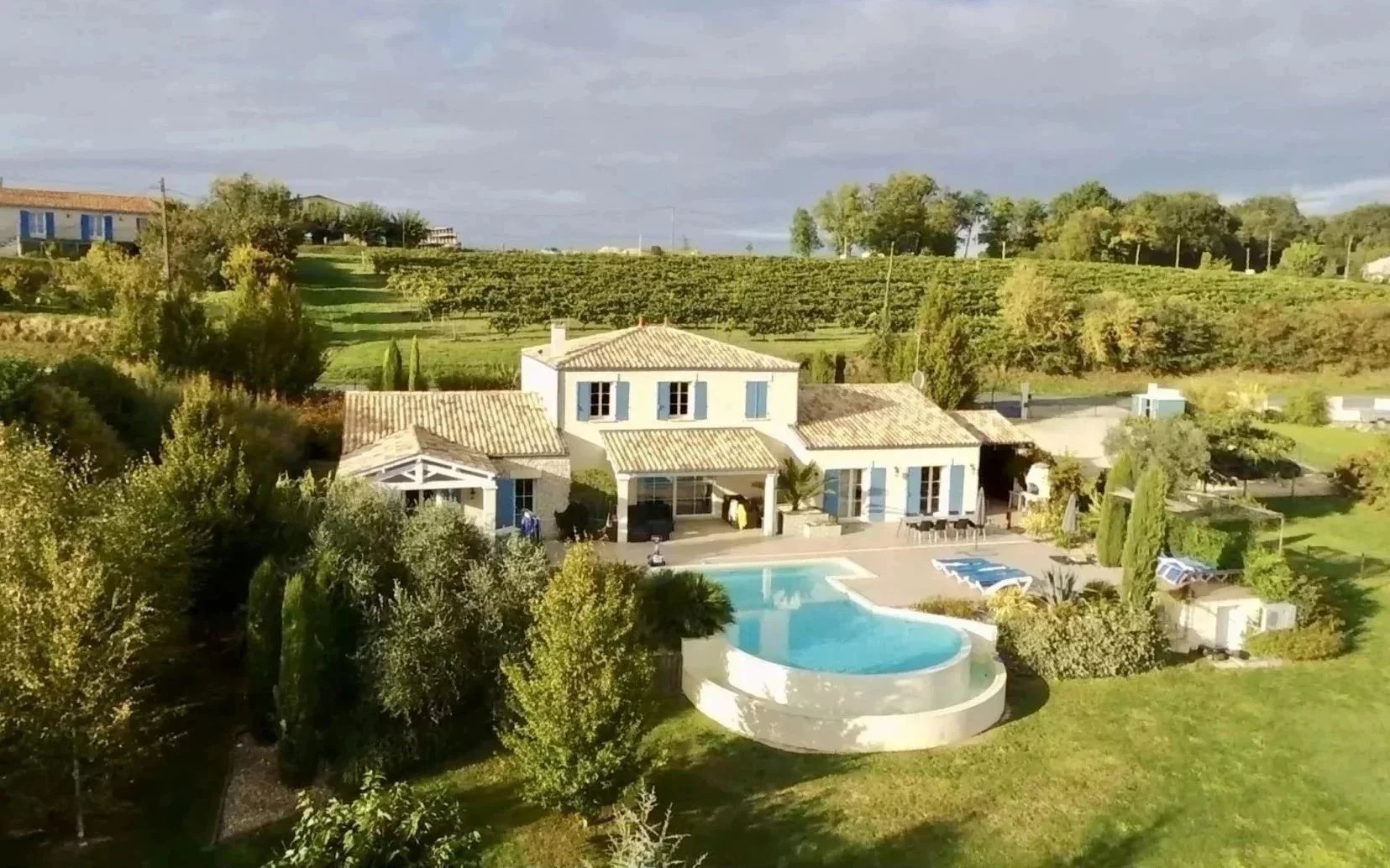 Superbe maison de 7/8 chambres avec une vue fabuleuse et une piscine à débordement