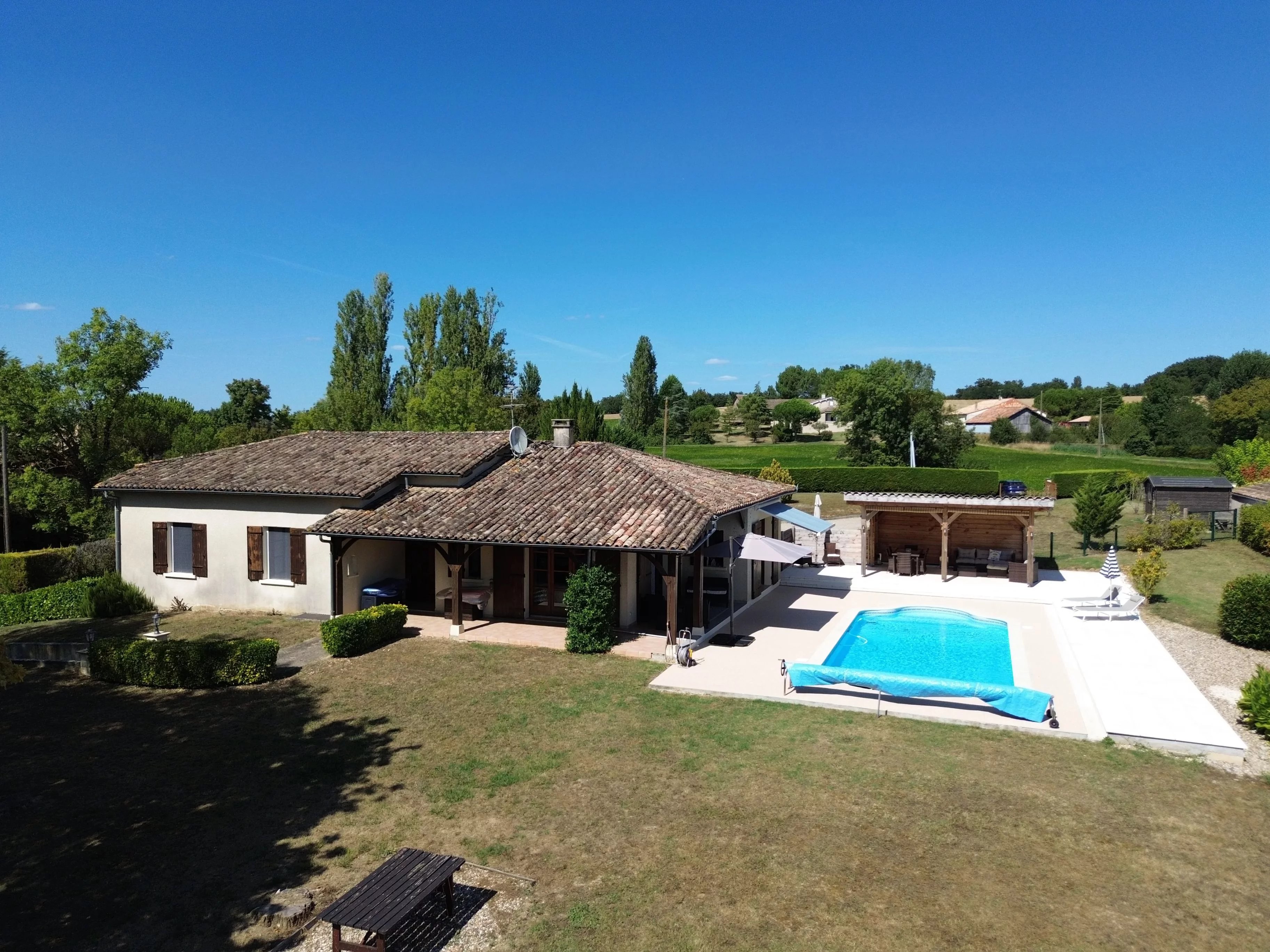 Maison dans un état impeccable de 4 à 5 chambres, avec village animé accessible à pied.