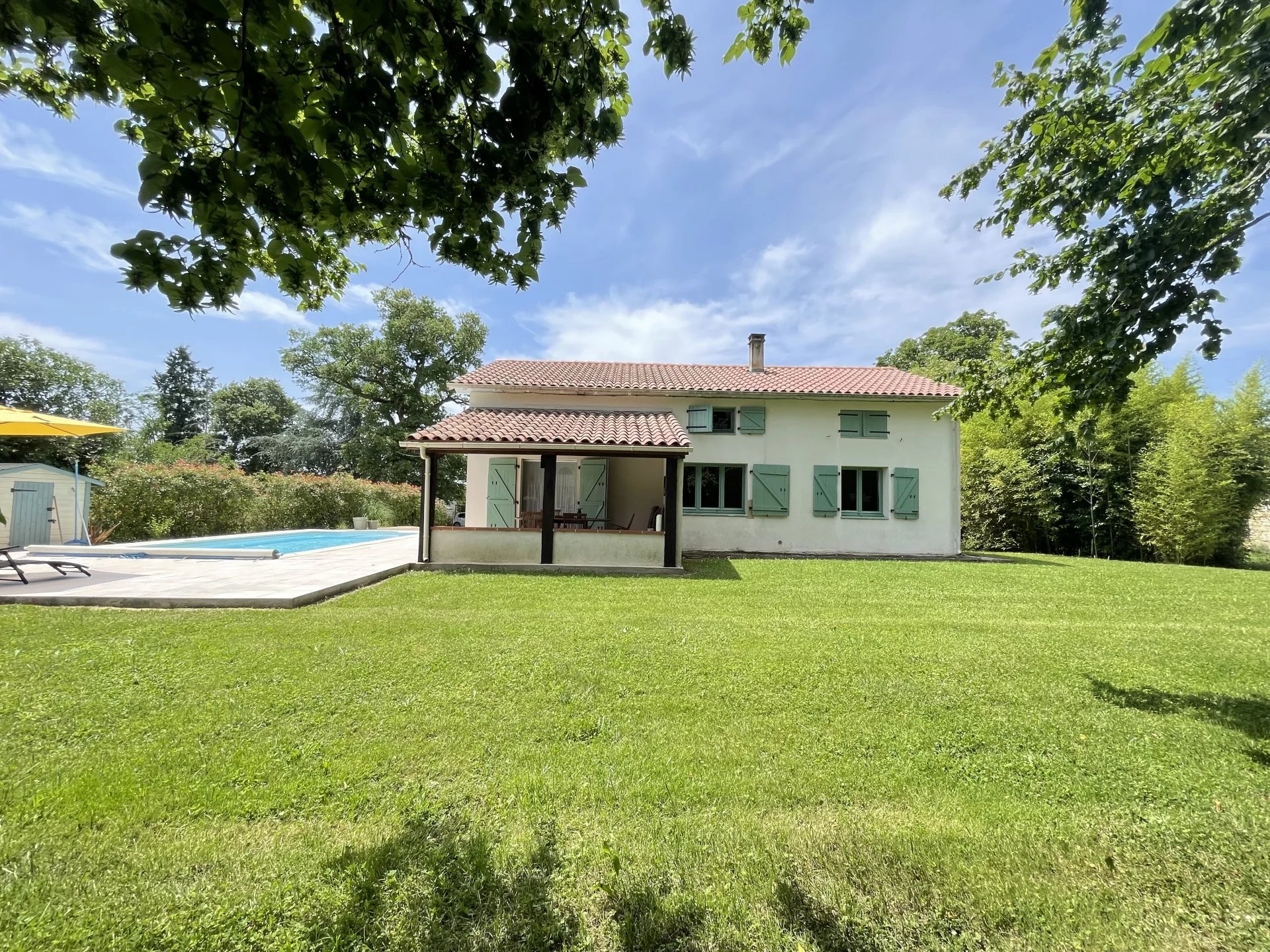 Maison avec piscine dans hameau