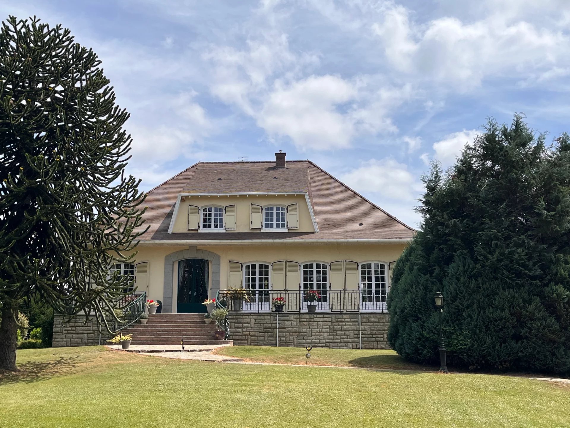 Élégance et style pour cette grande maison offrant 5 chambres