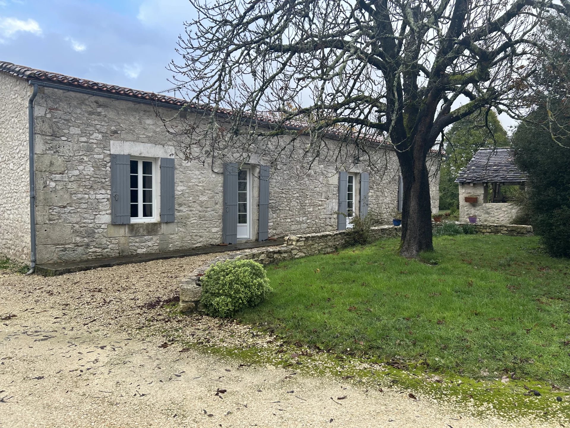 Very pretty single storey stone farmhouse, offering 2 bedrooms - near Bergerac