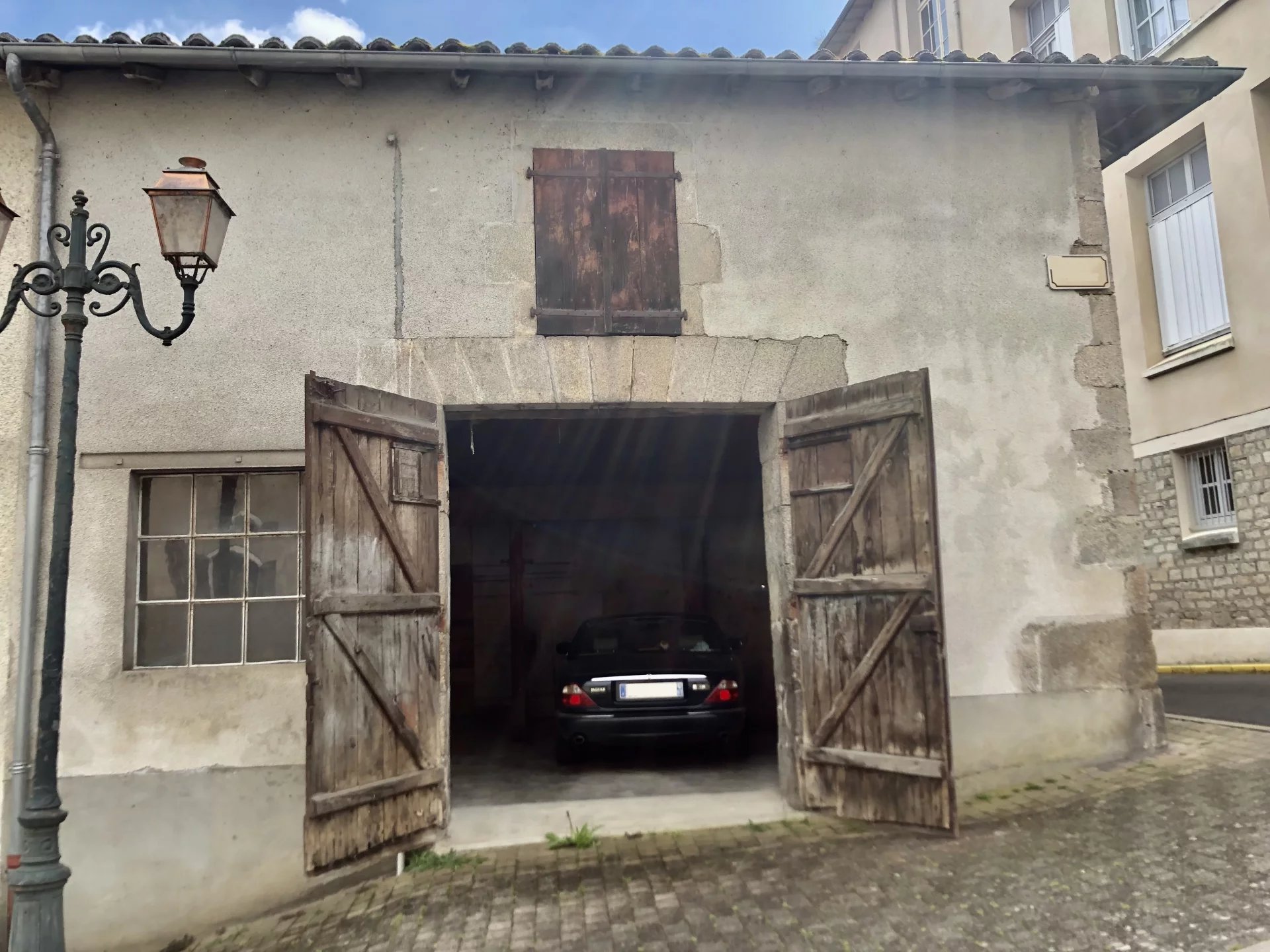 Large barn / garage in the center of Bellac