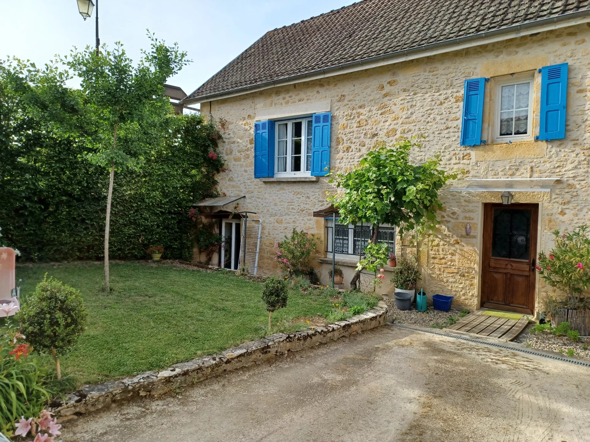 Cottage with separate annex offering lots of living space and potential ...minutes from the Dordogne river.