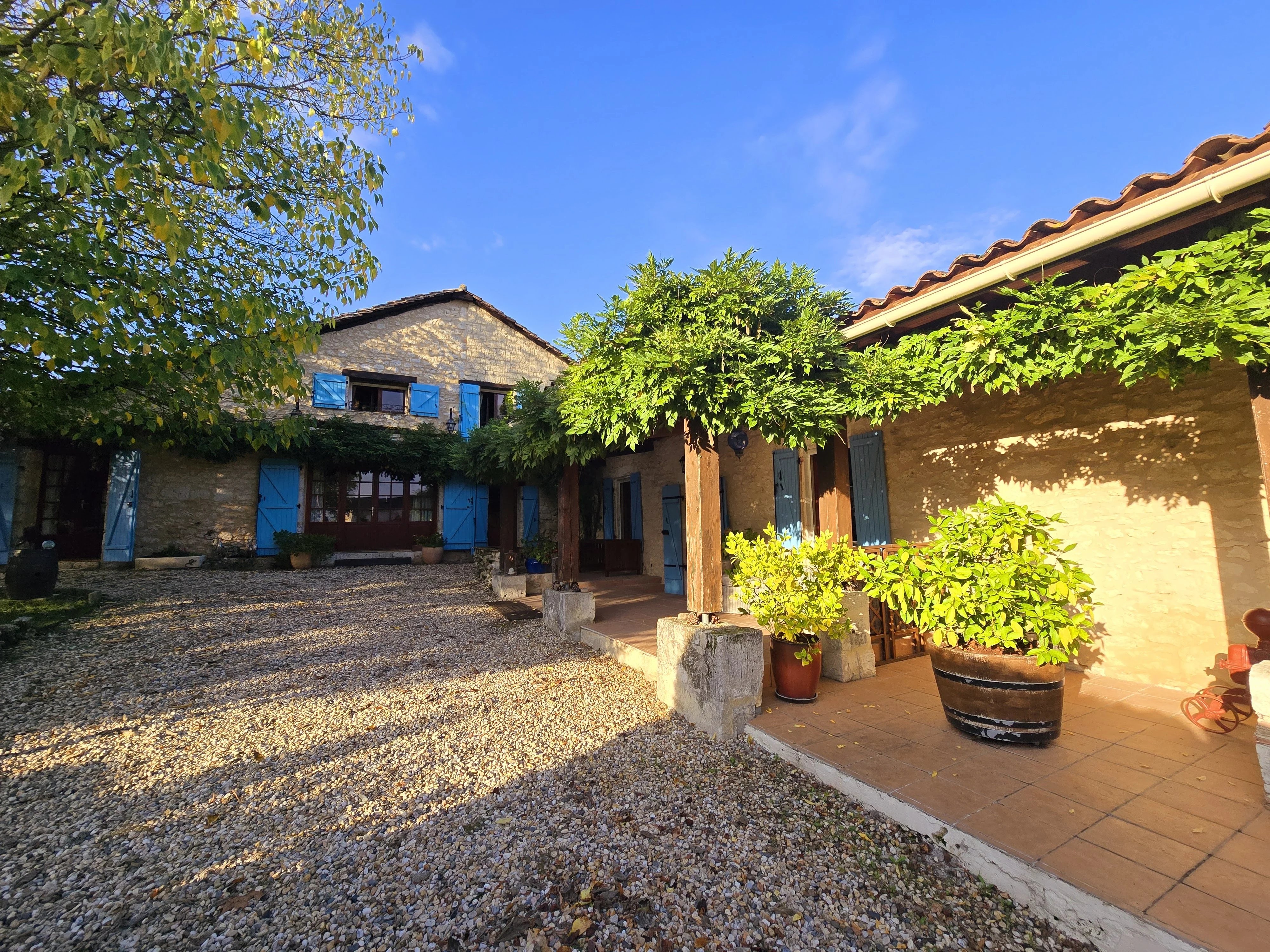 Grande maison en pierre avec piscine et un potentiel de revenu