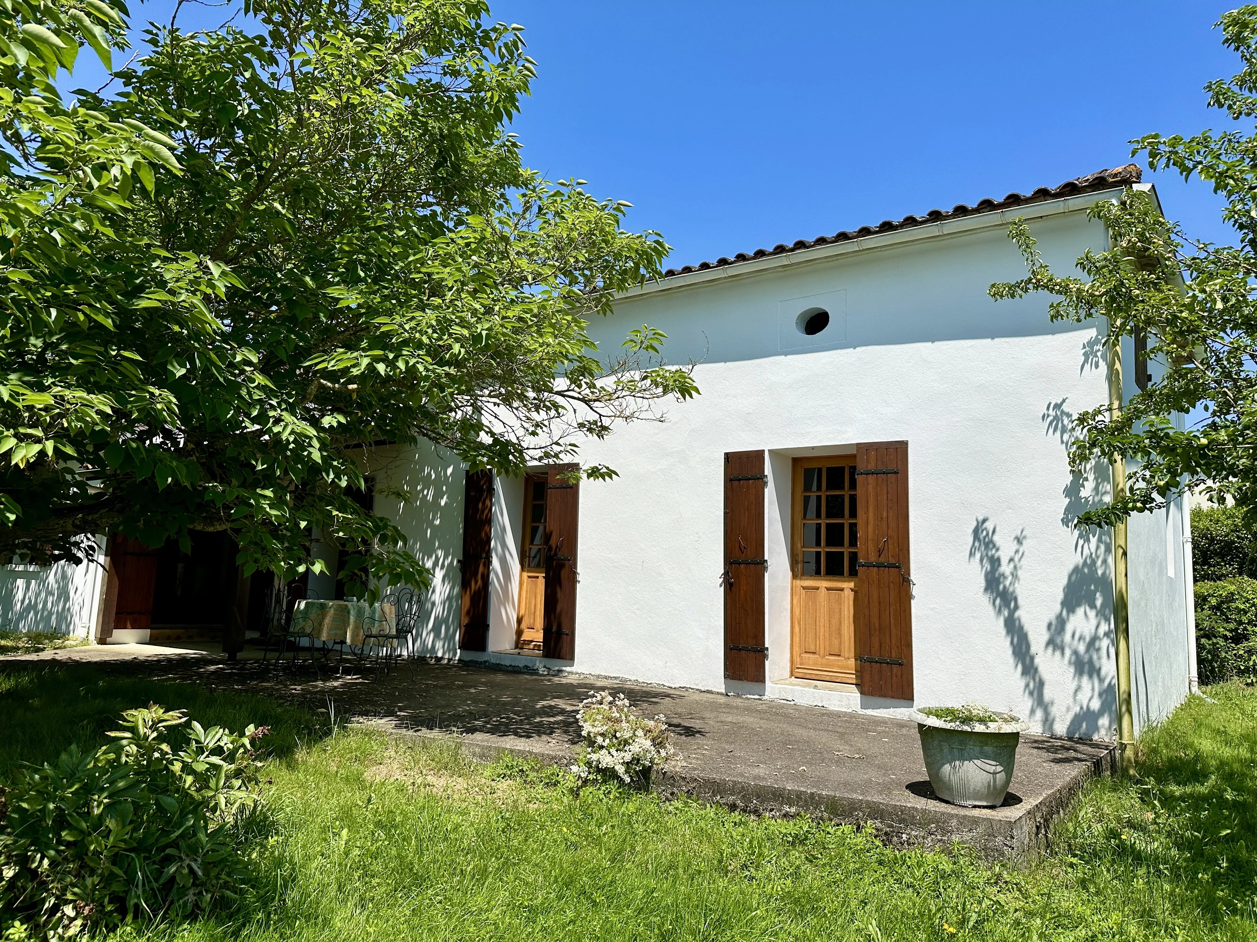 Charmante maison de 2 chambres avec grande grange et terrain.