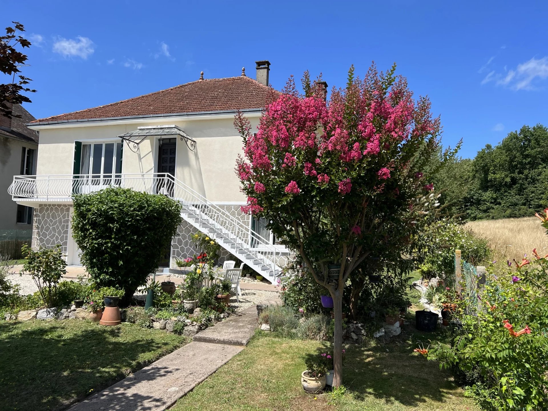 Maison familiale de 5 chambres, grand jardin à 1km des commerces