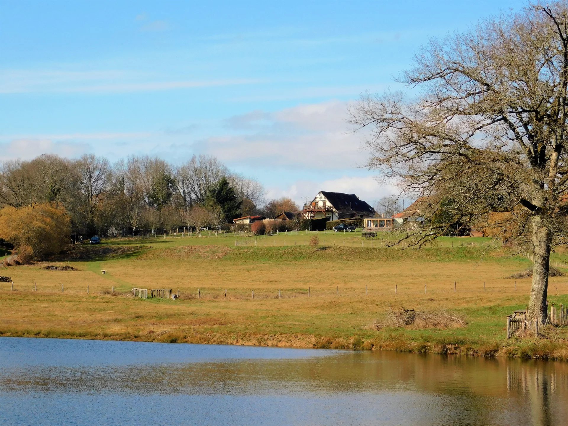 Stunning barn conversion with two guesthouses and fishing lake