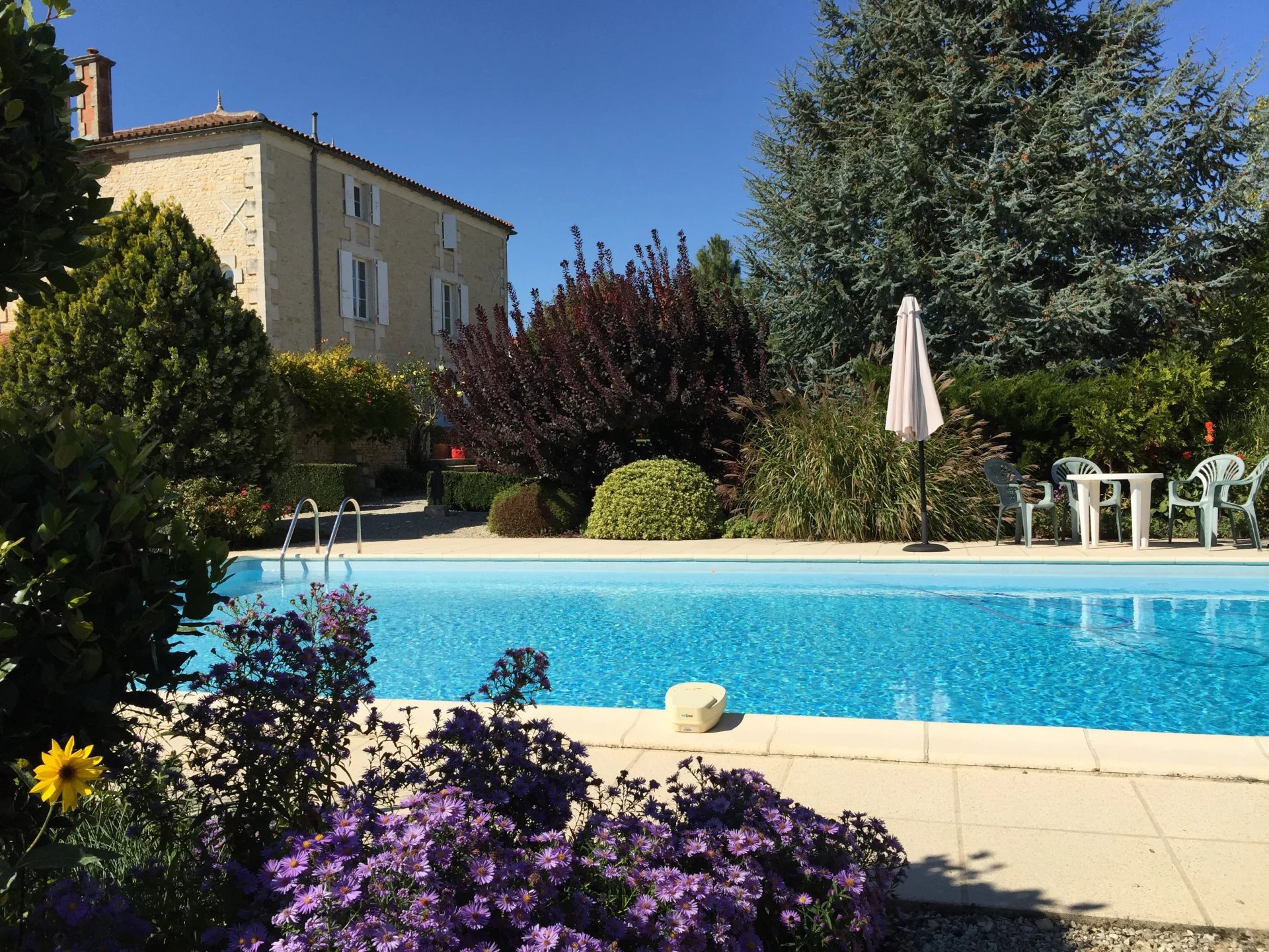 Grande maison de 5 chambres, située dans un parc magnifique, avec une grande piscine et une grange.