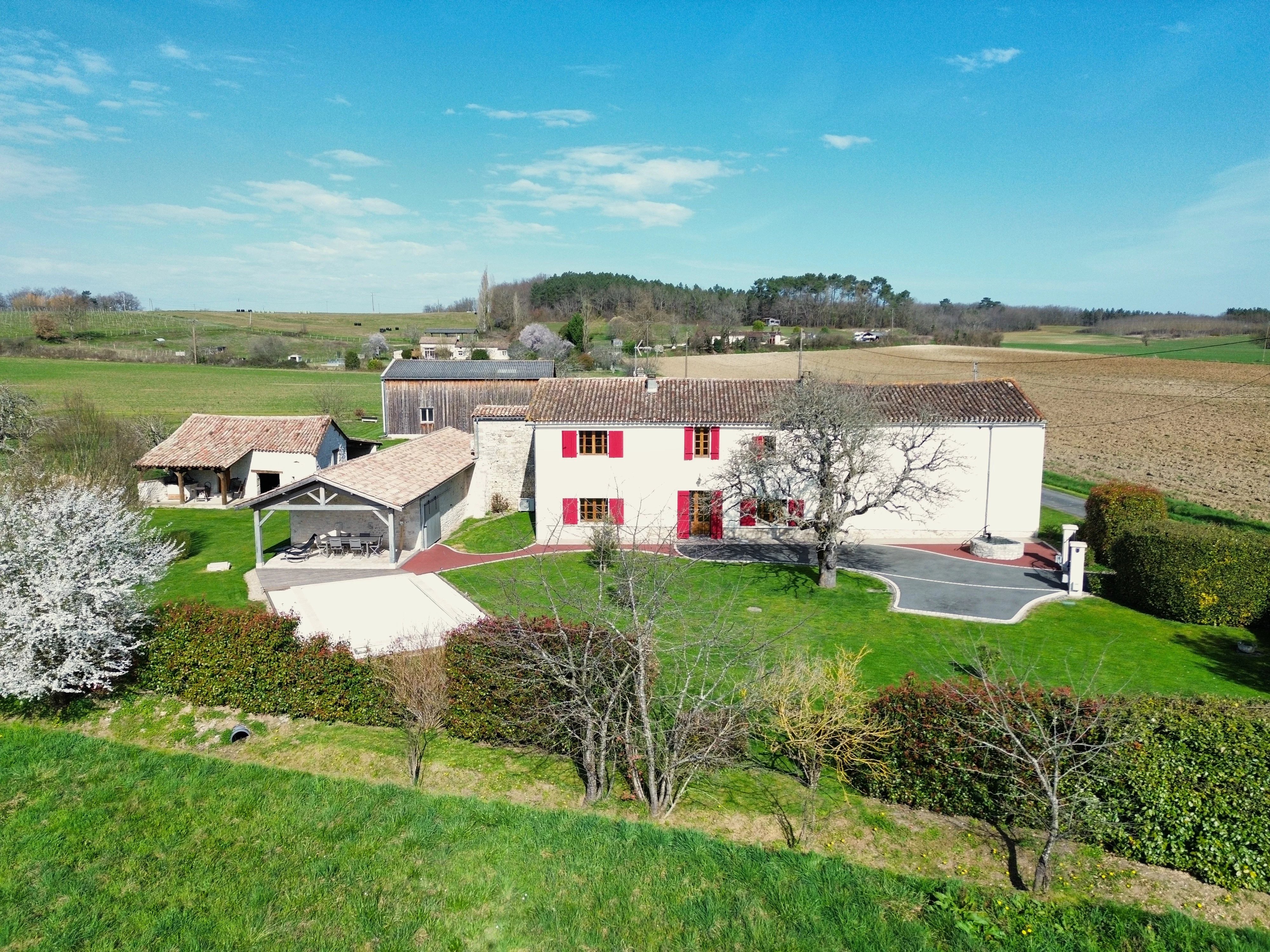 Belle ferme en pierre rénovée, dépendances et bâtiment de 280 m2 à usage professionnel.