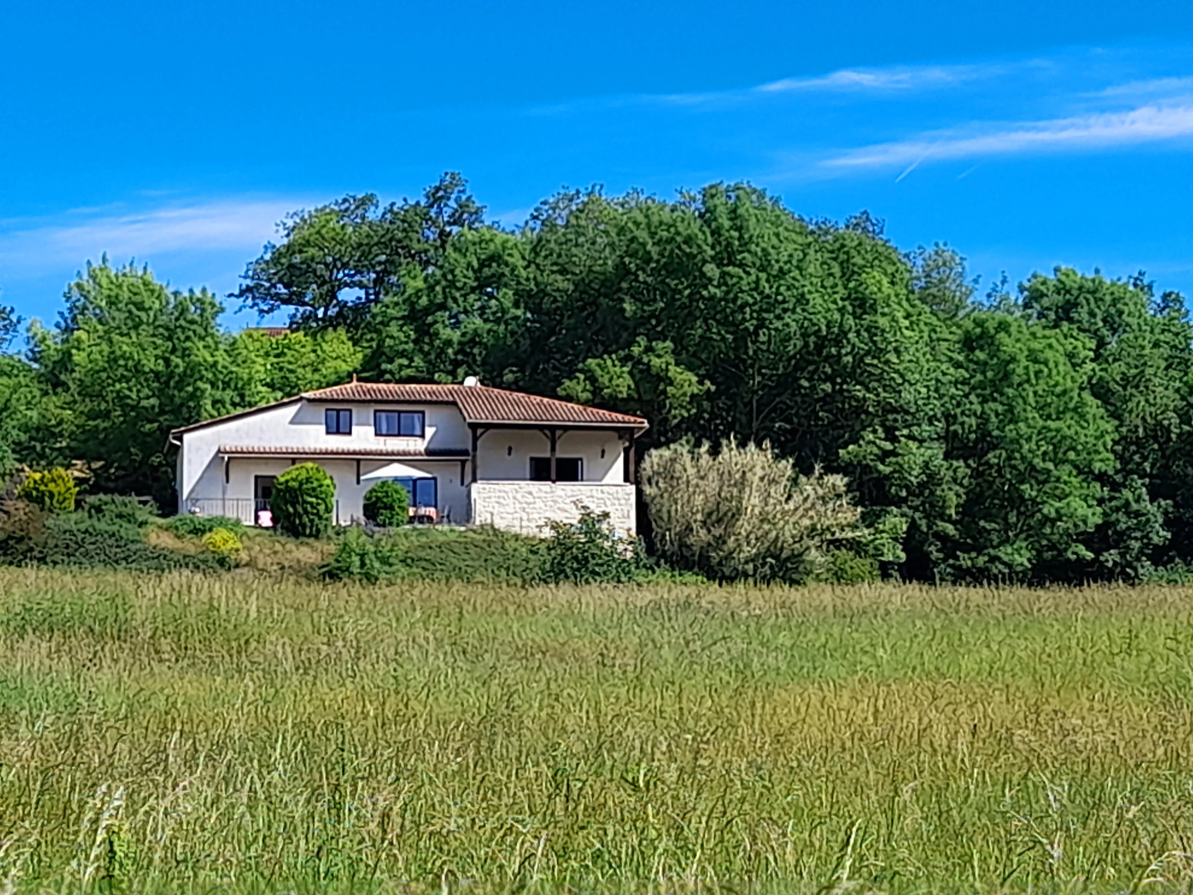 Maison contemporaine avec vues imprenables et installations équestres