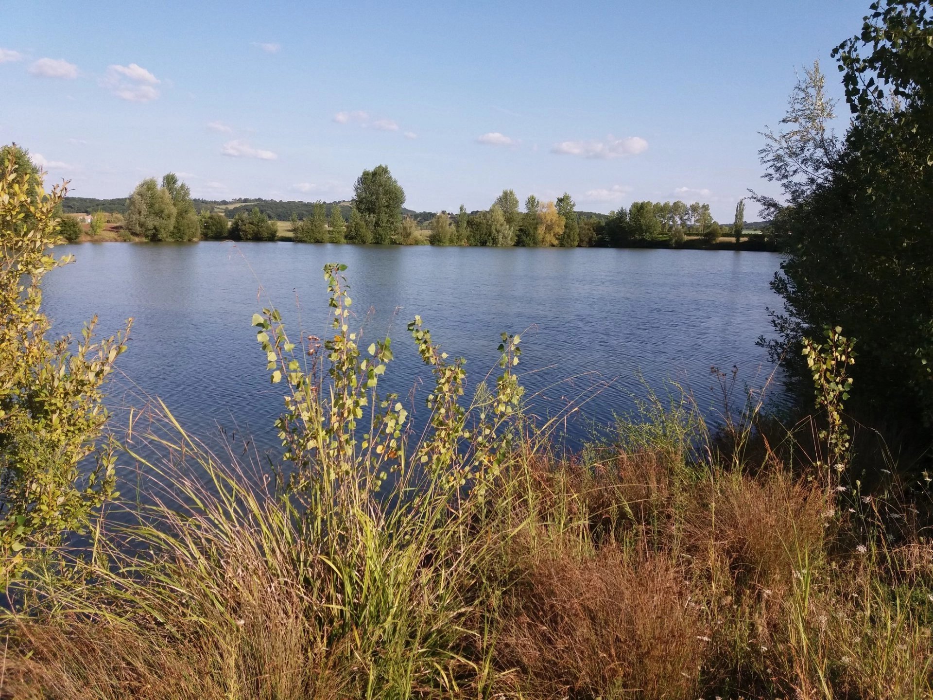 Beau lac de 7 hectares à niveau constant, entouré de plus de 8 hectares de terres