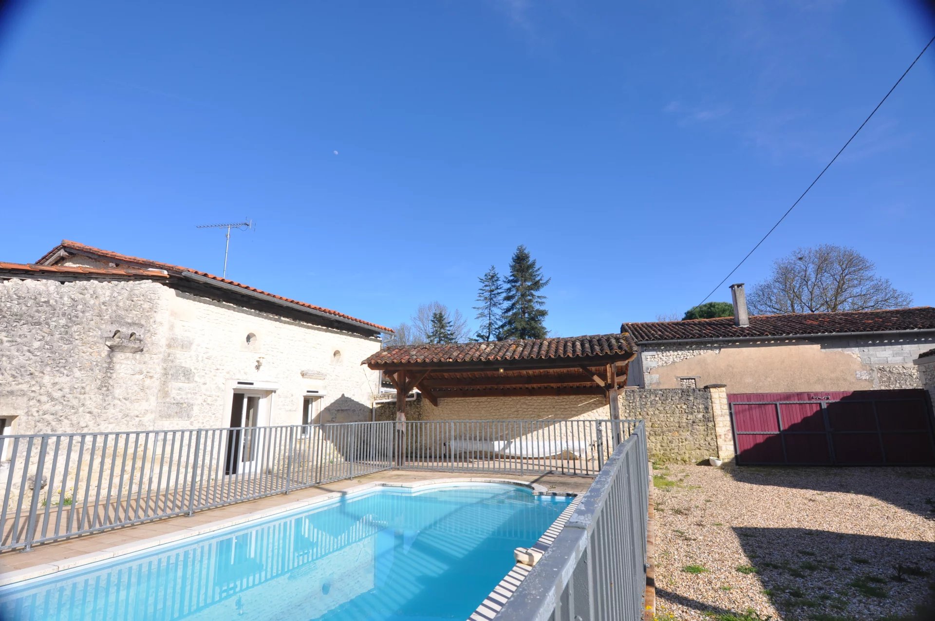 South Chalais, renovated old Charentaise house with pool