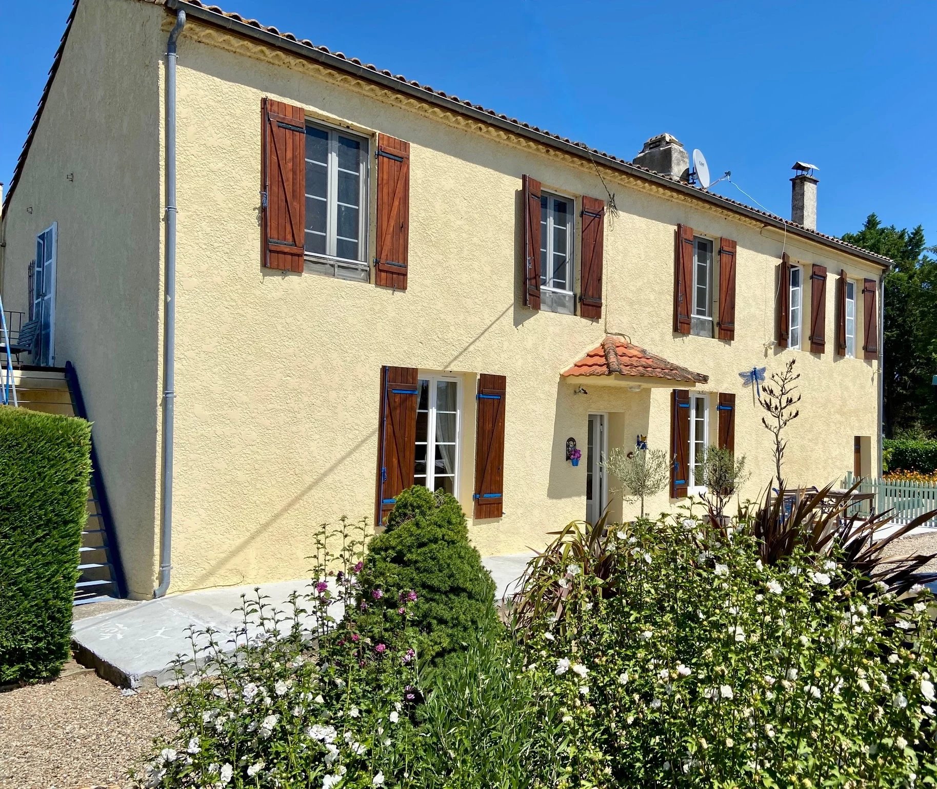 Ensemble comprenant une maison de quatre chambres, un appartement, grange et un lac