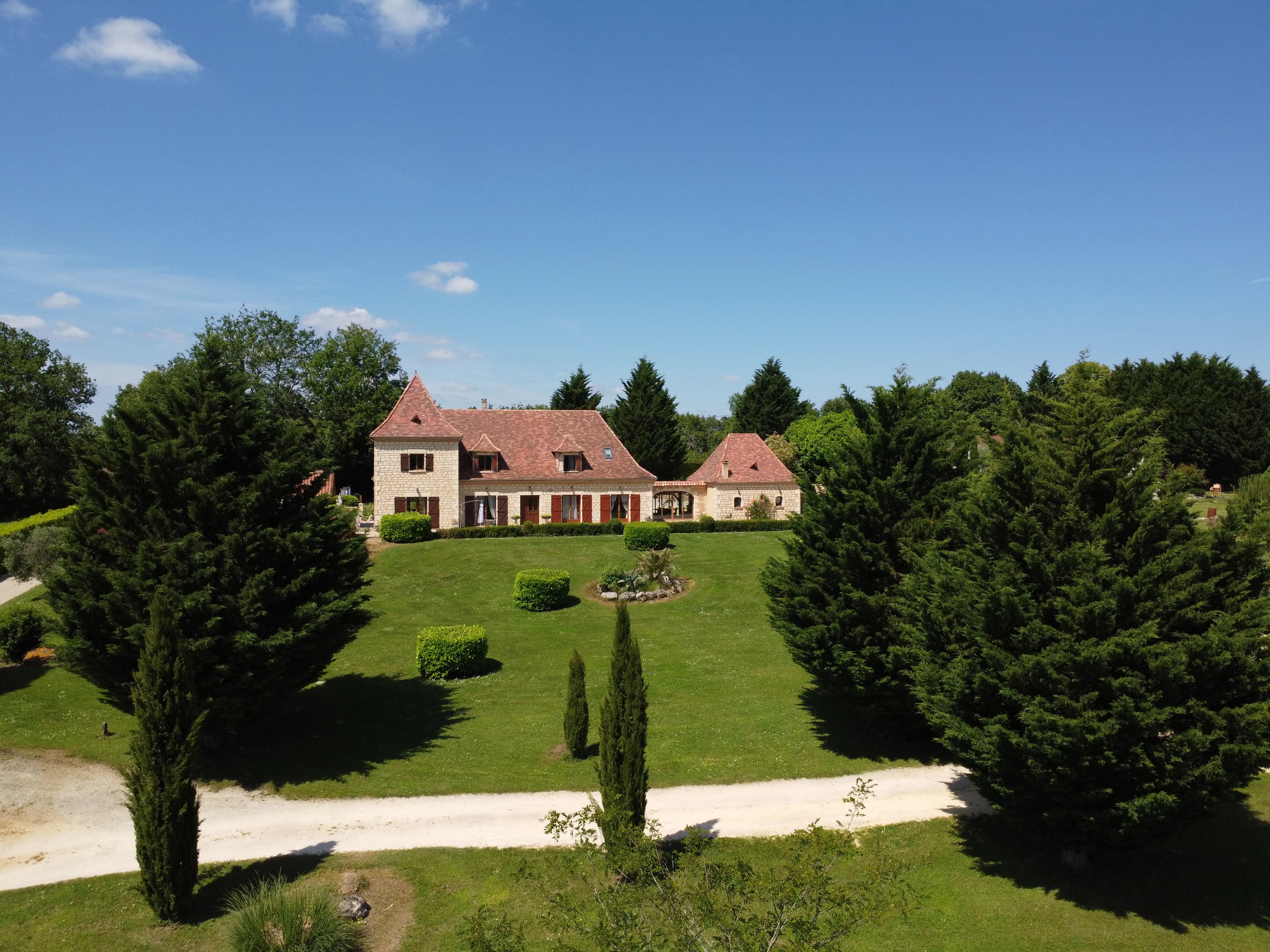 Modern Perigourdine house with guest house and great views