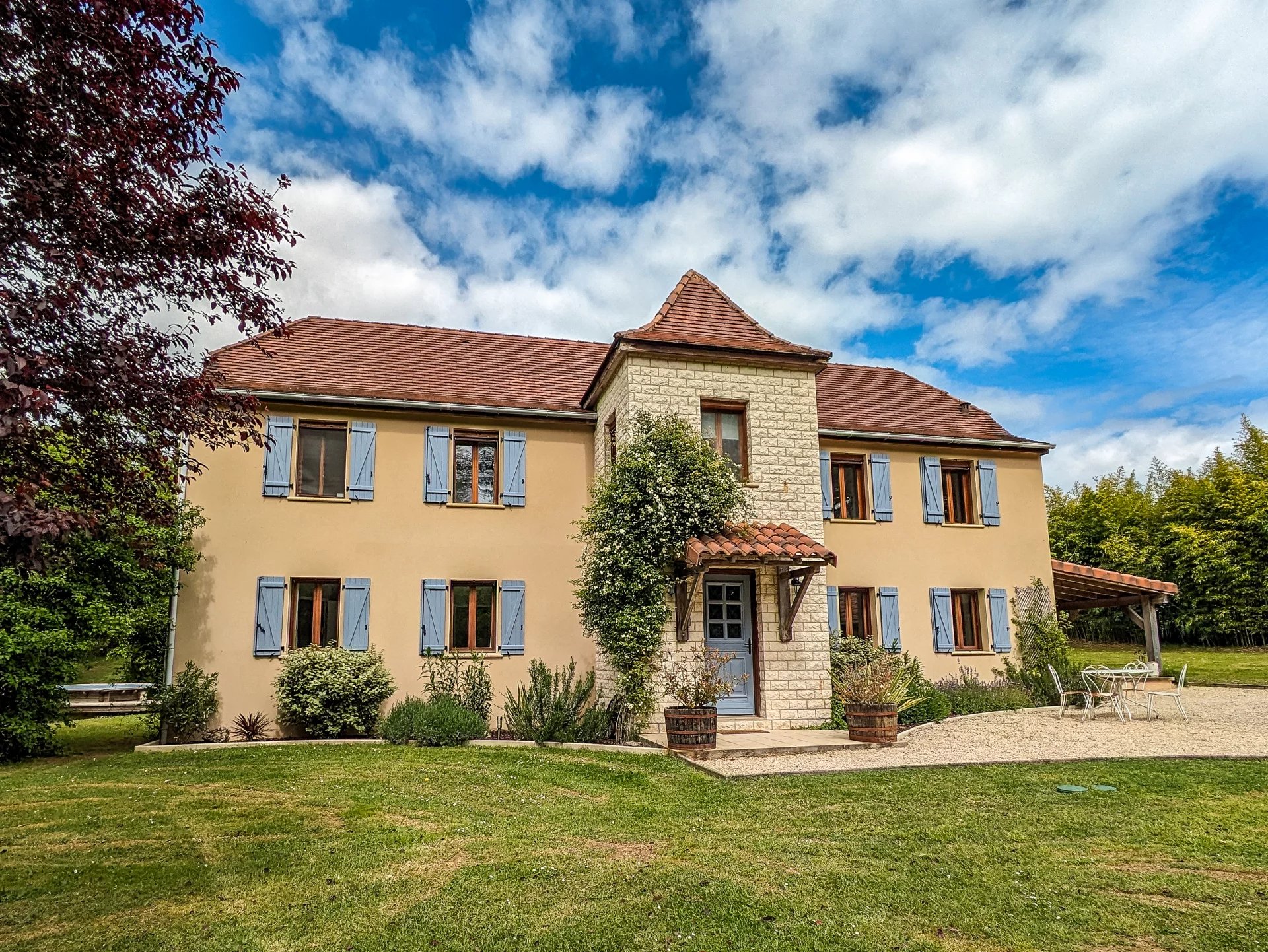 Belle maison spacieuse de 4 chambres avec une maison d'amis