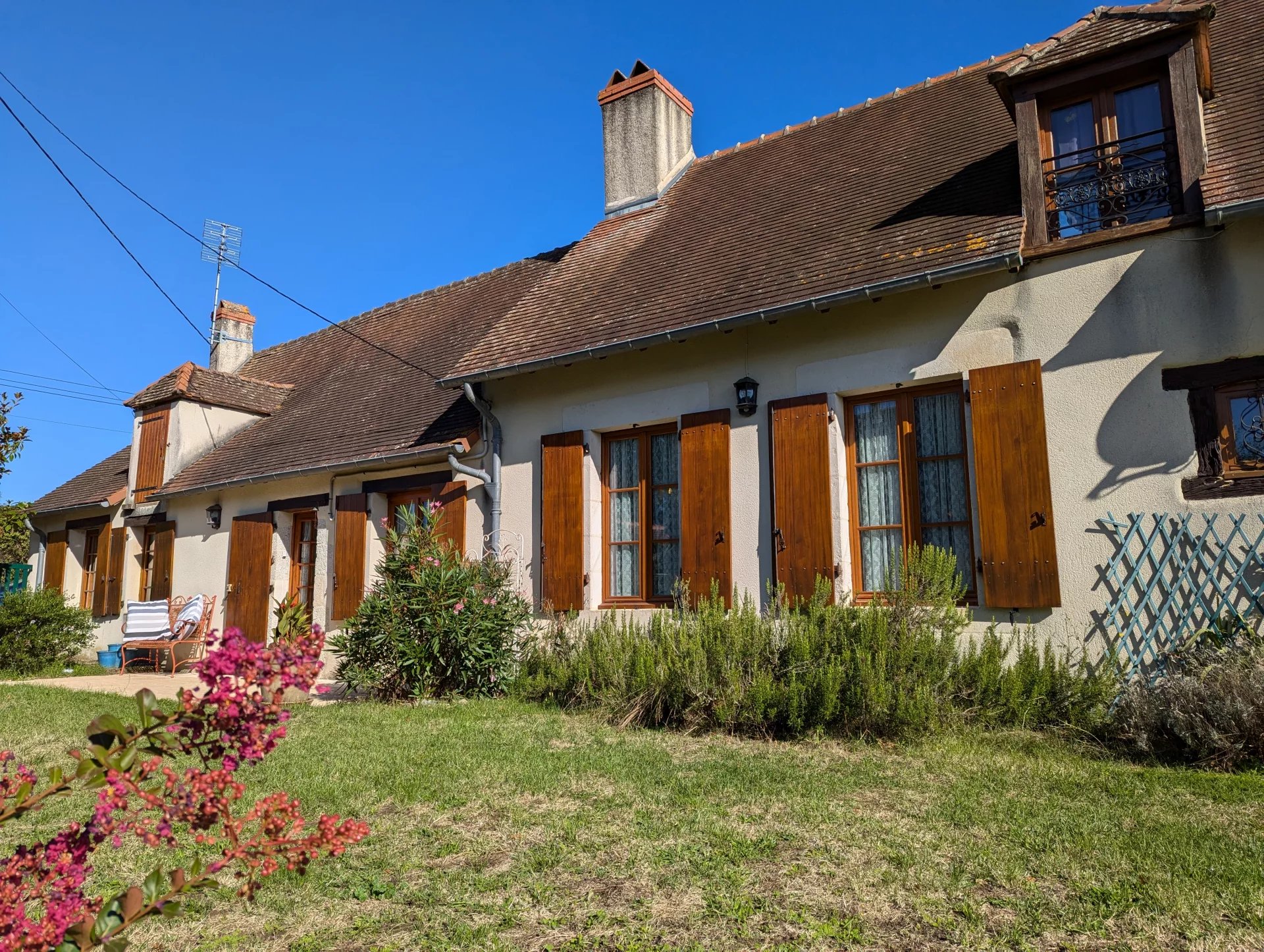 Charmante maison de caractère de 2 chambres avec maison d'amis et piscine