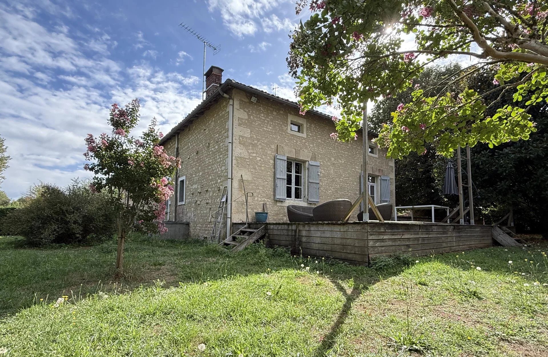 Maison charmante de 3 chambres avec terrain en bord de rivière près de Verteuil-sur-Charente