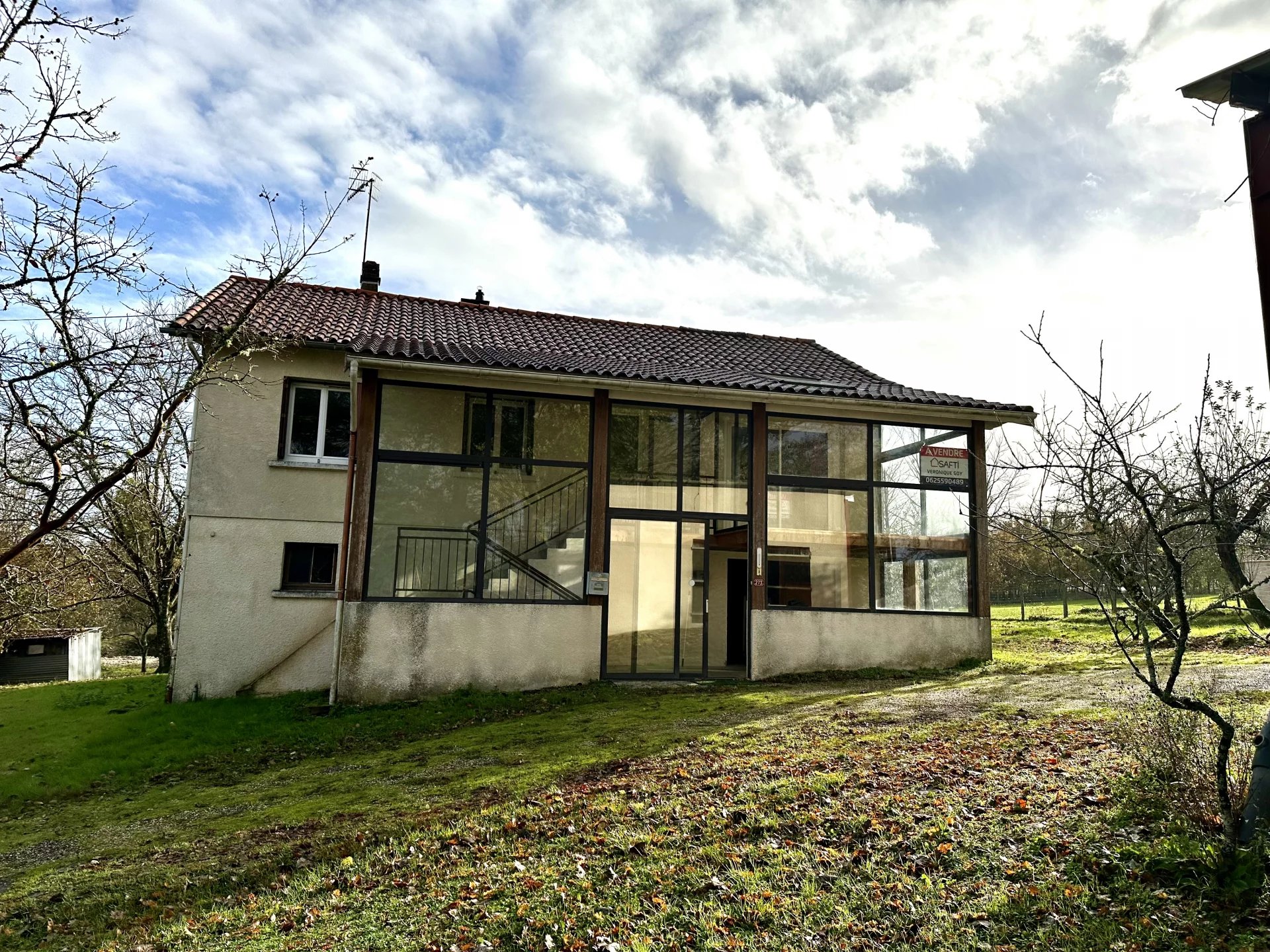 Maison familiale située à proximité d'un village populaire au bord d'une rivière