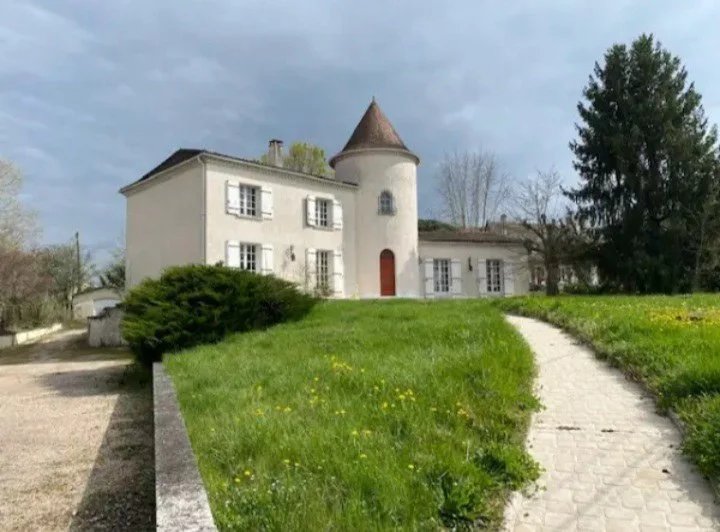 Large family home in the lovely town of Ribérac