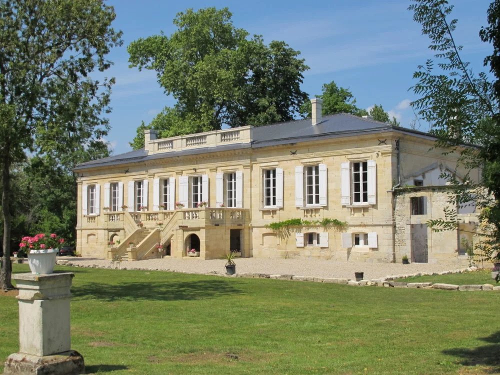 Magnifique château près de Bordeaux avec appartement et maison à rénover
