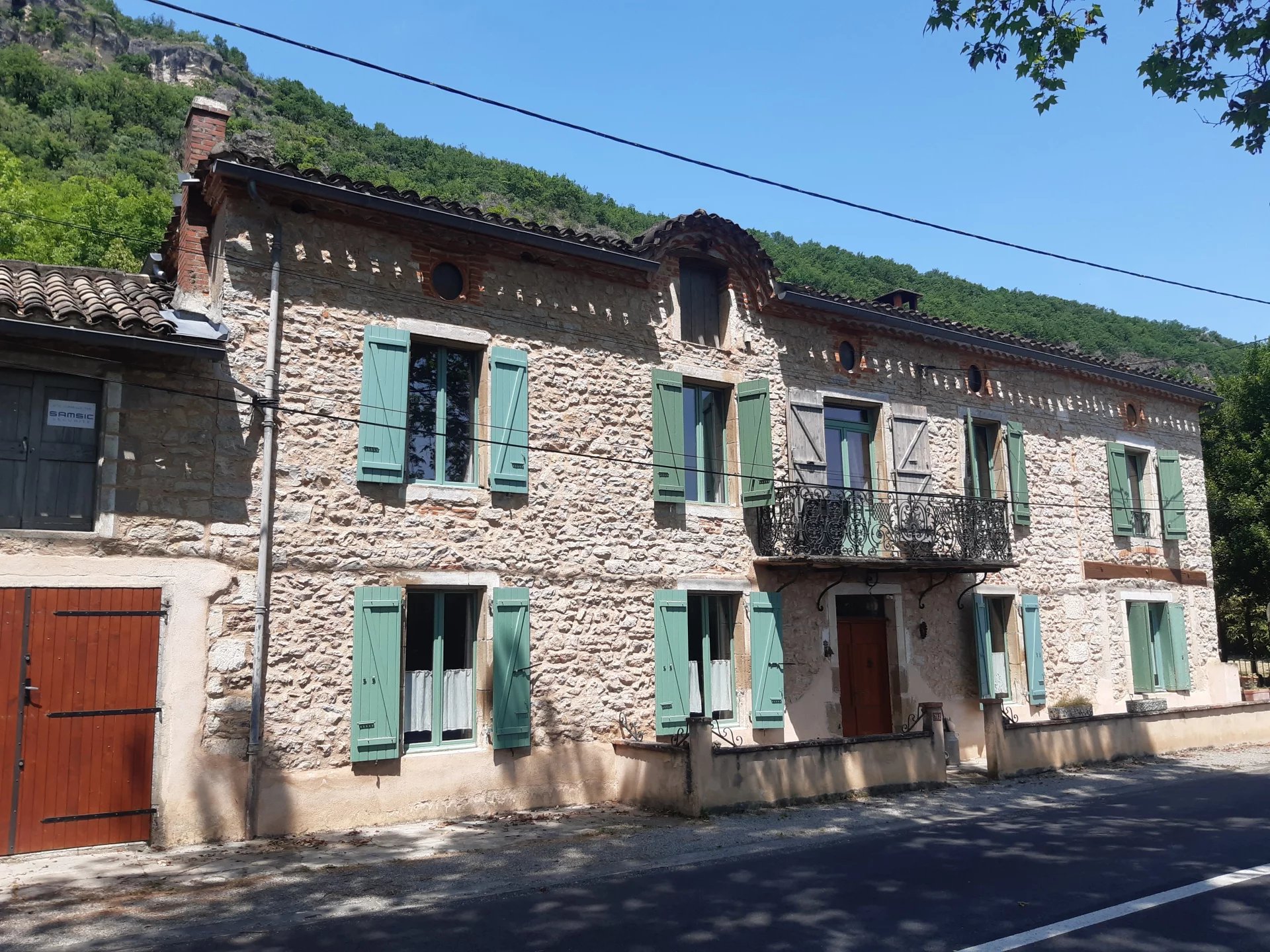 Grande maison familiale avec jardin, proche d'une gare