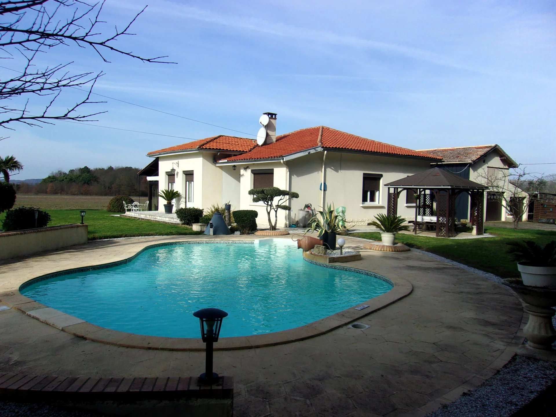 Immaculate 4 Bedroom Villa with Pool and Outbuildings,close to Monségur and Duras