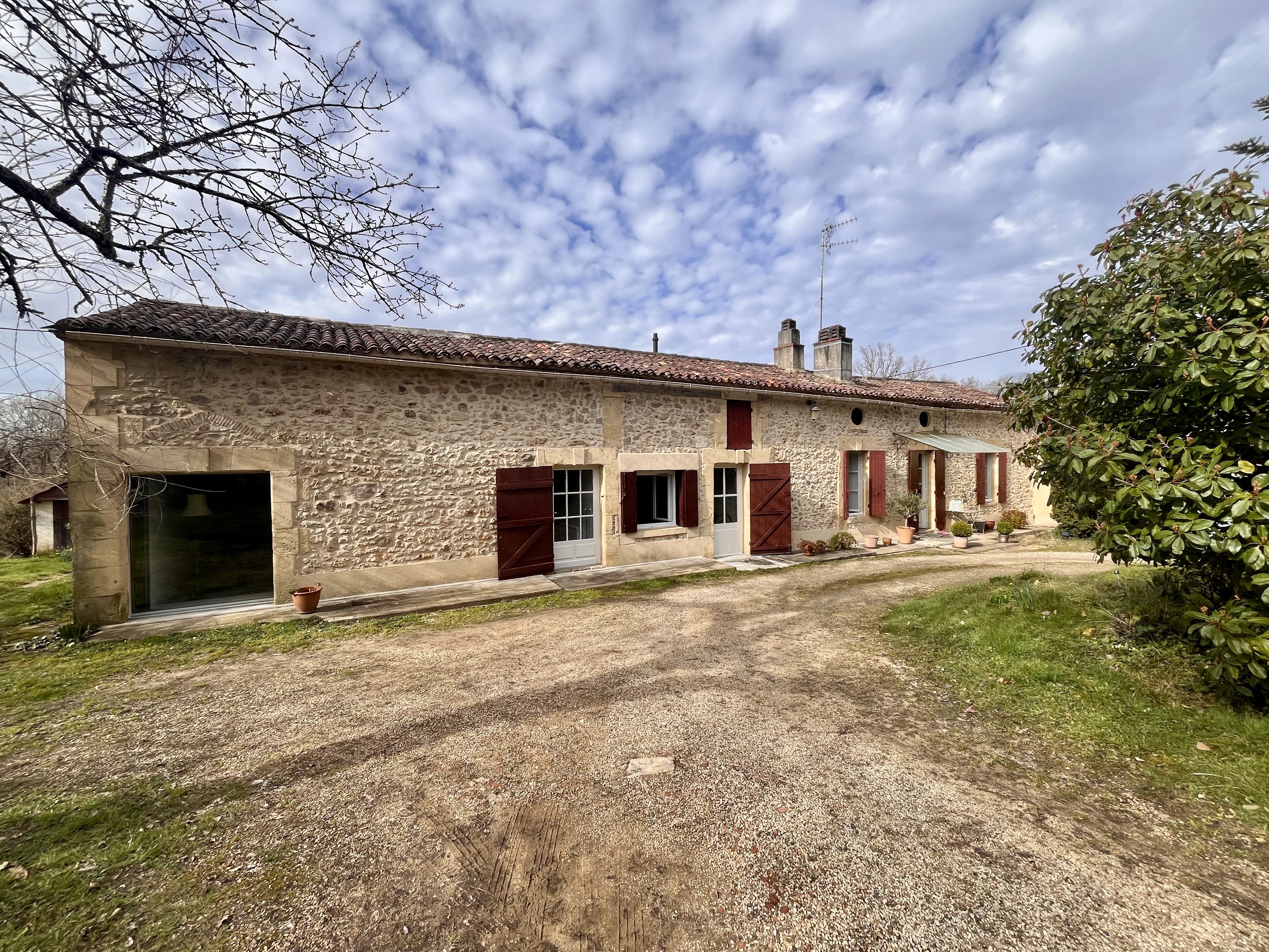 Charmante maison en pierre avec jardin arboré et bois