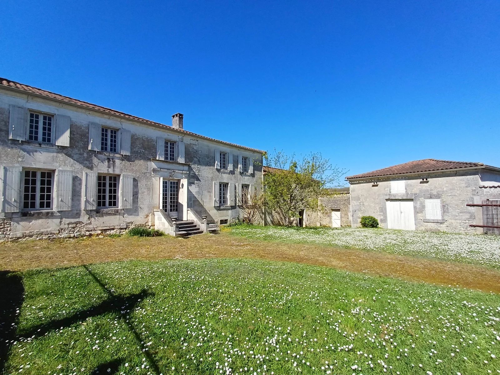 Maison Charentaise en pierre avec dépendances et terrain et vue imprenable