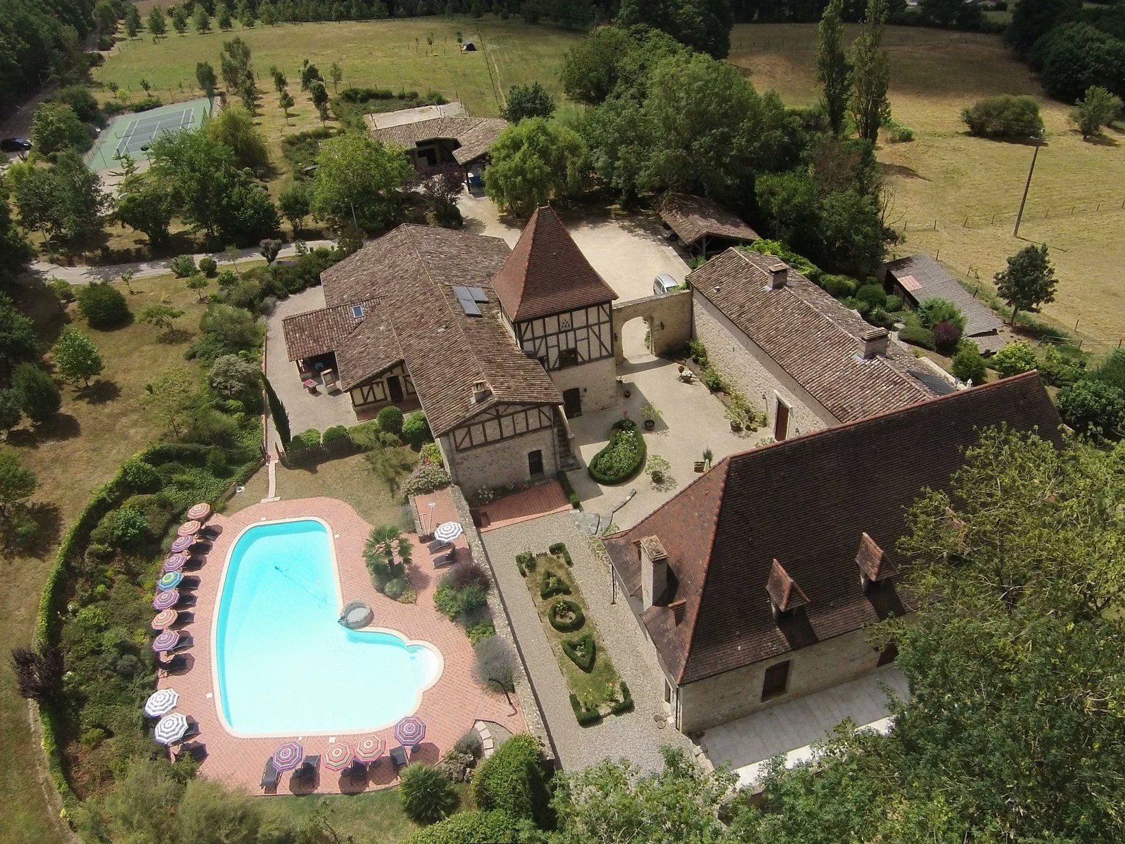 Superb château entirely restored using traditional methods and with high quality materials