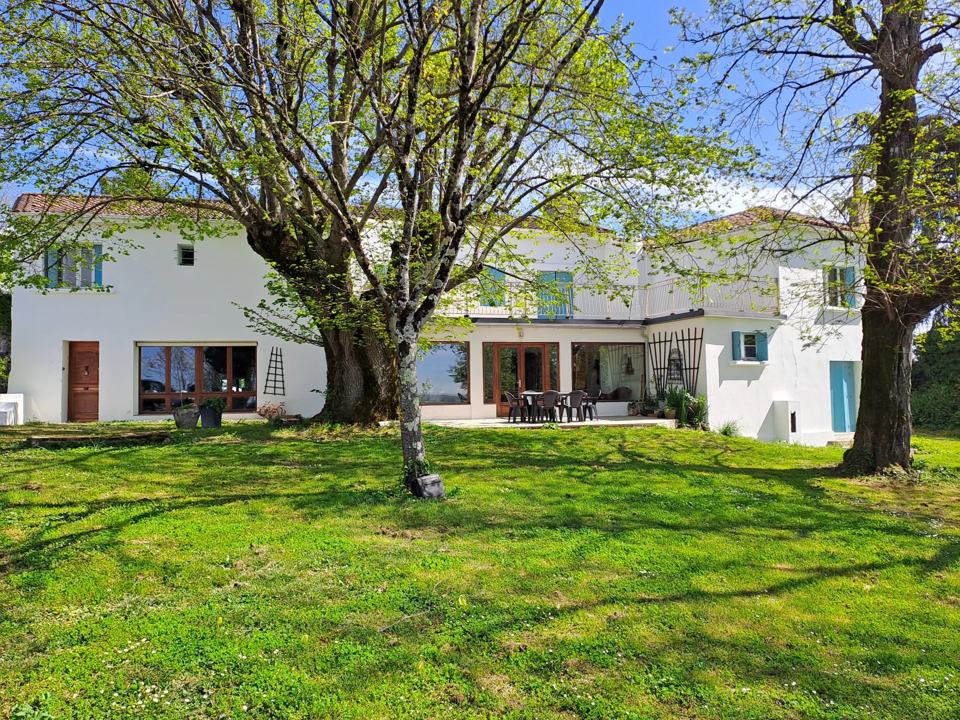 Beautiful residence with guest house in dominant position