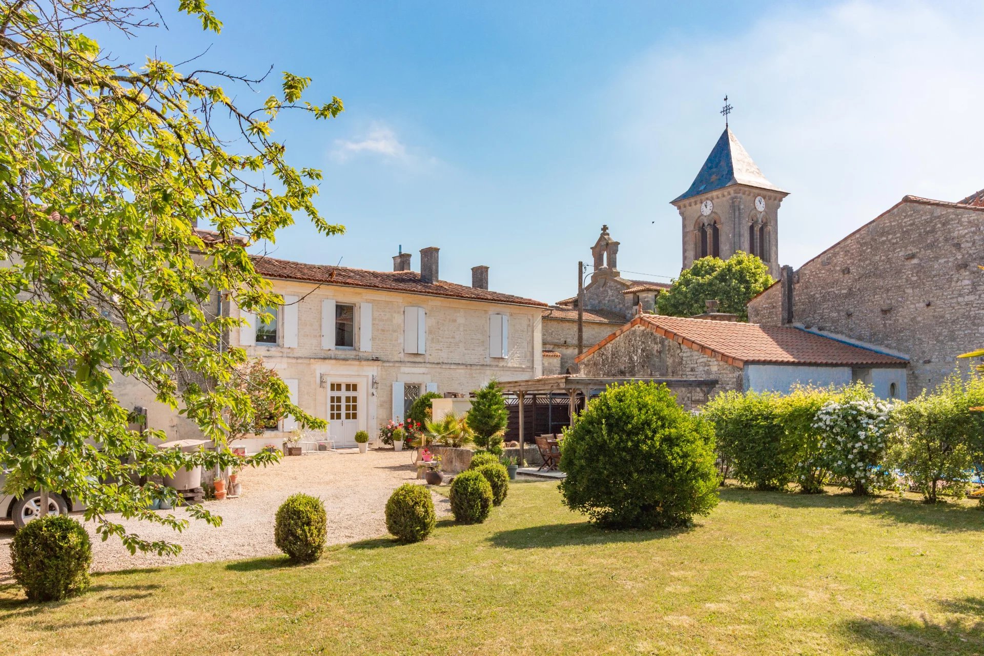 Beautiful maison de maître with pool and pretty gardens