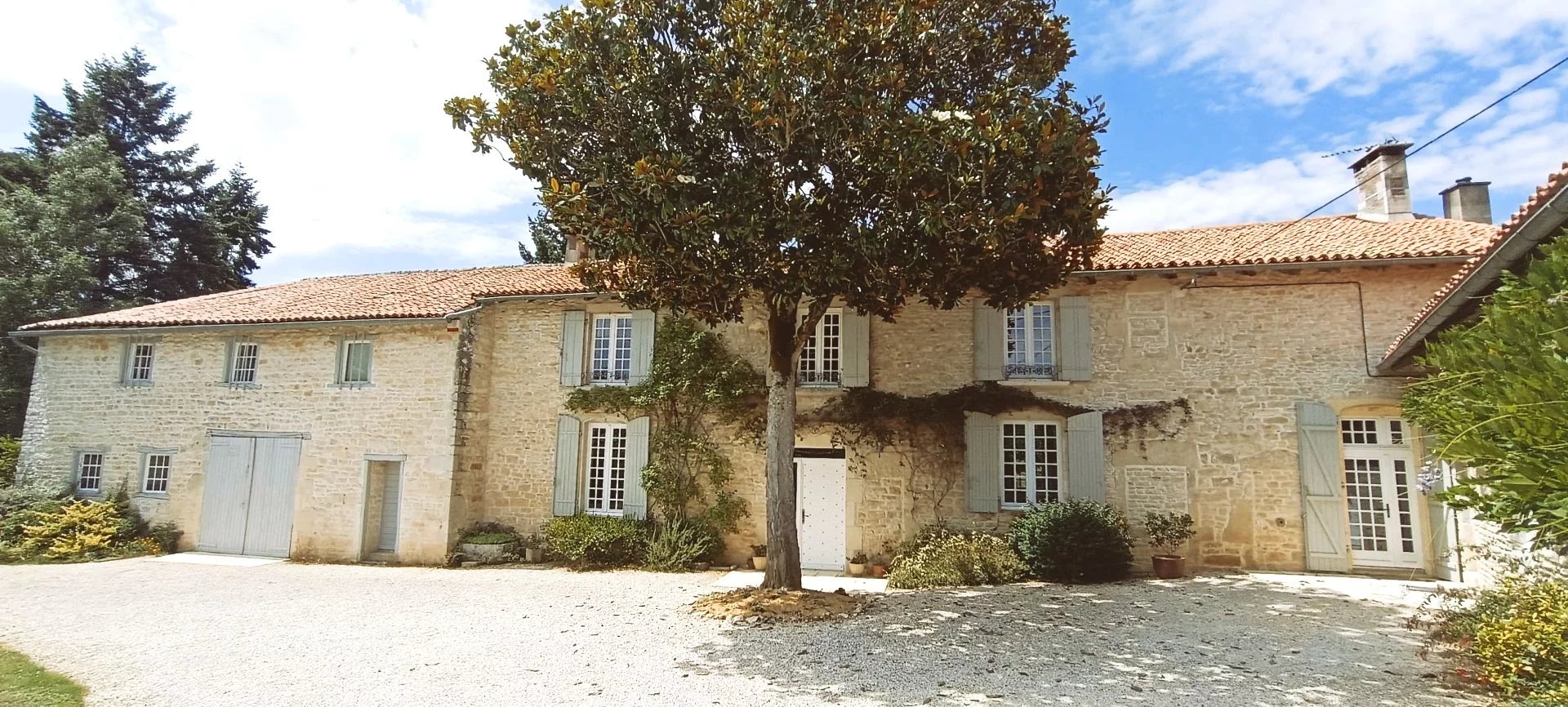 Une superbe propriété en pierre avec une annexe séparée, des dépendances et une piscine.