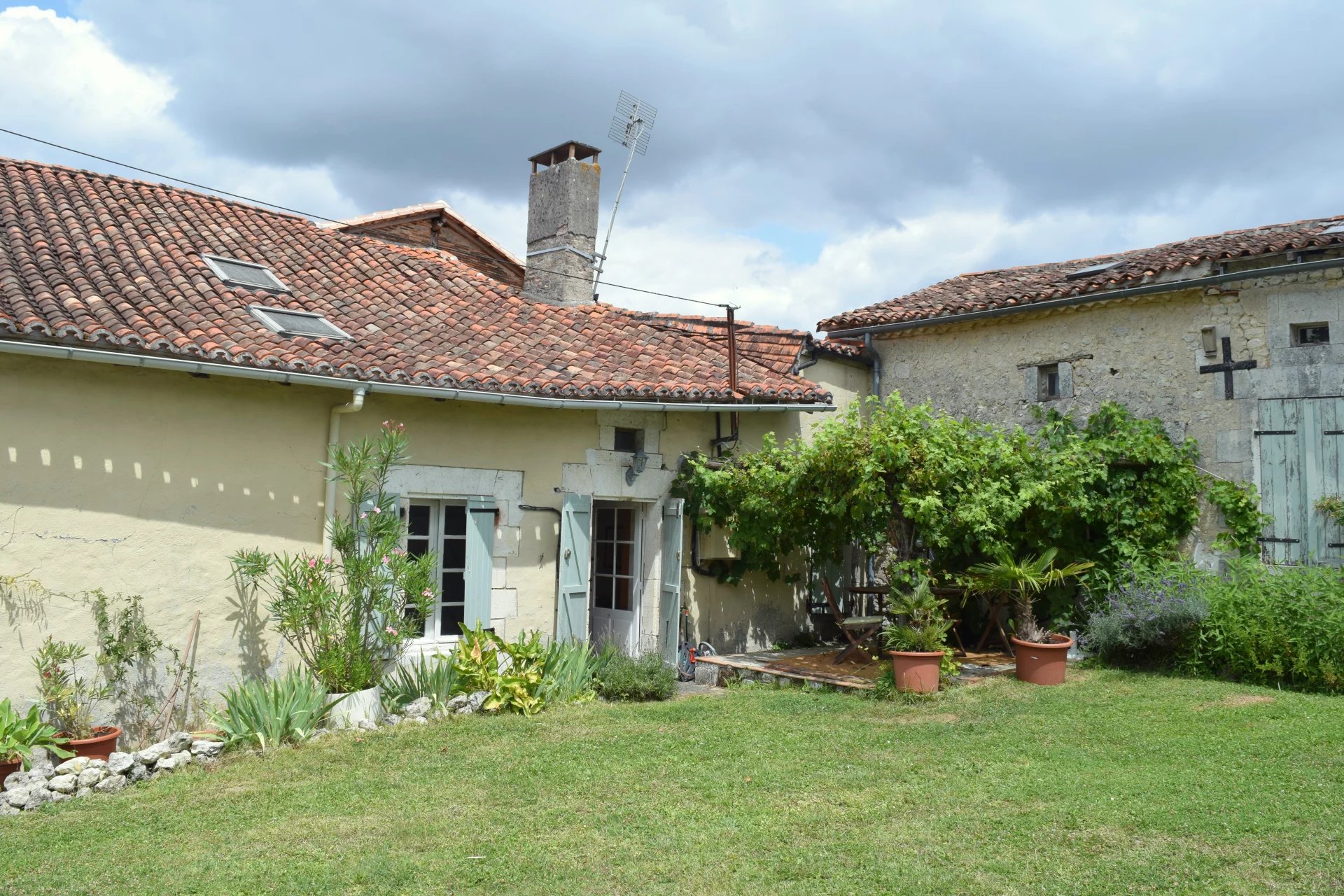 Maison en pierre, avec piscine, grange et offrant du potentiel