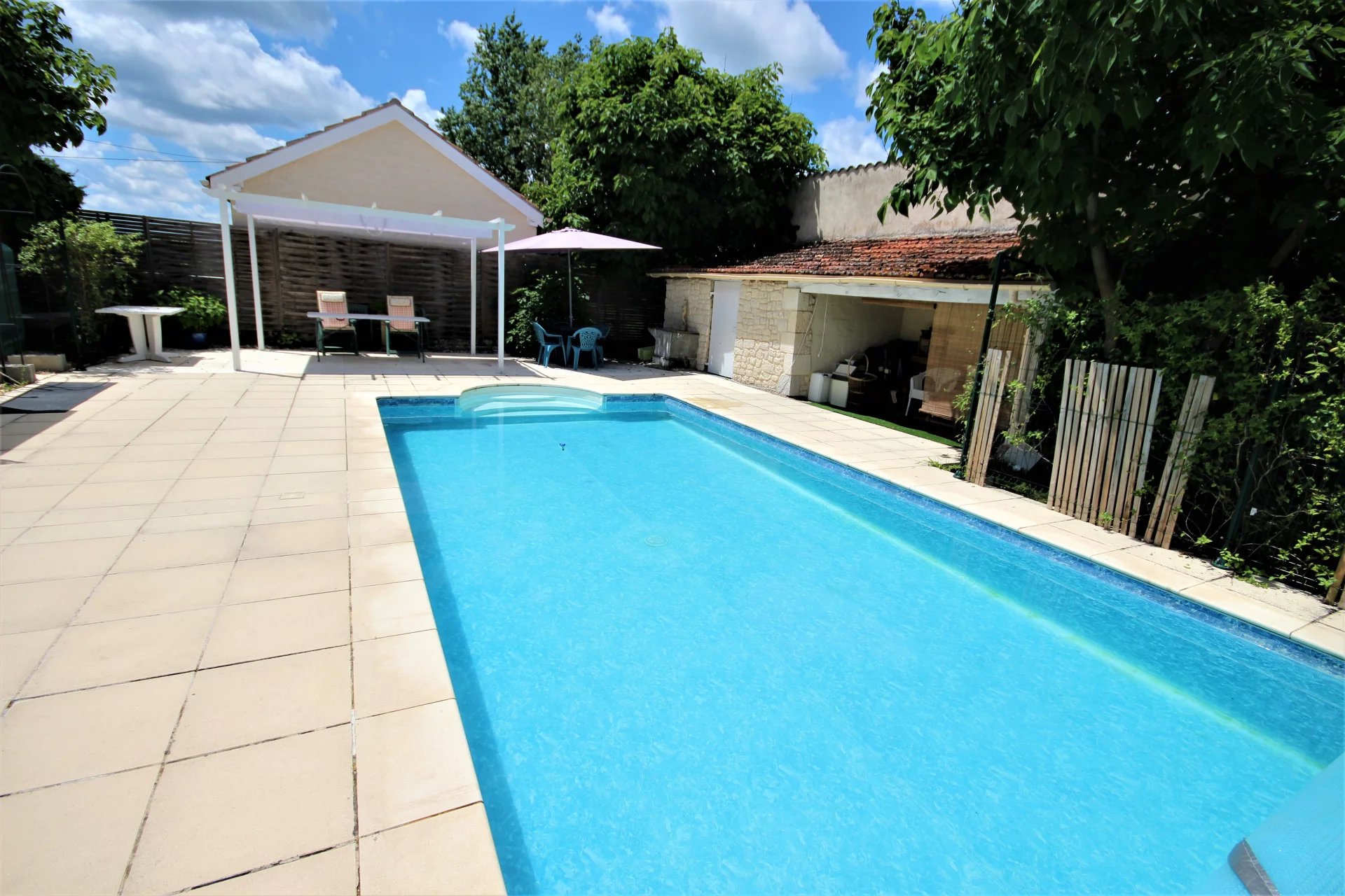 Neat 3/4 Bed house with pool in a leafy suburb of Eymet