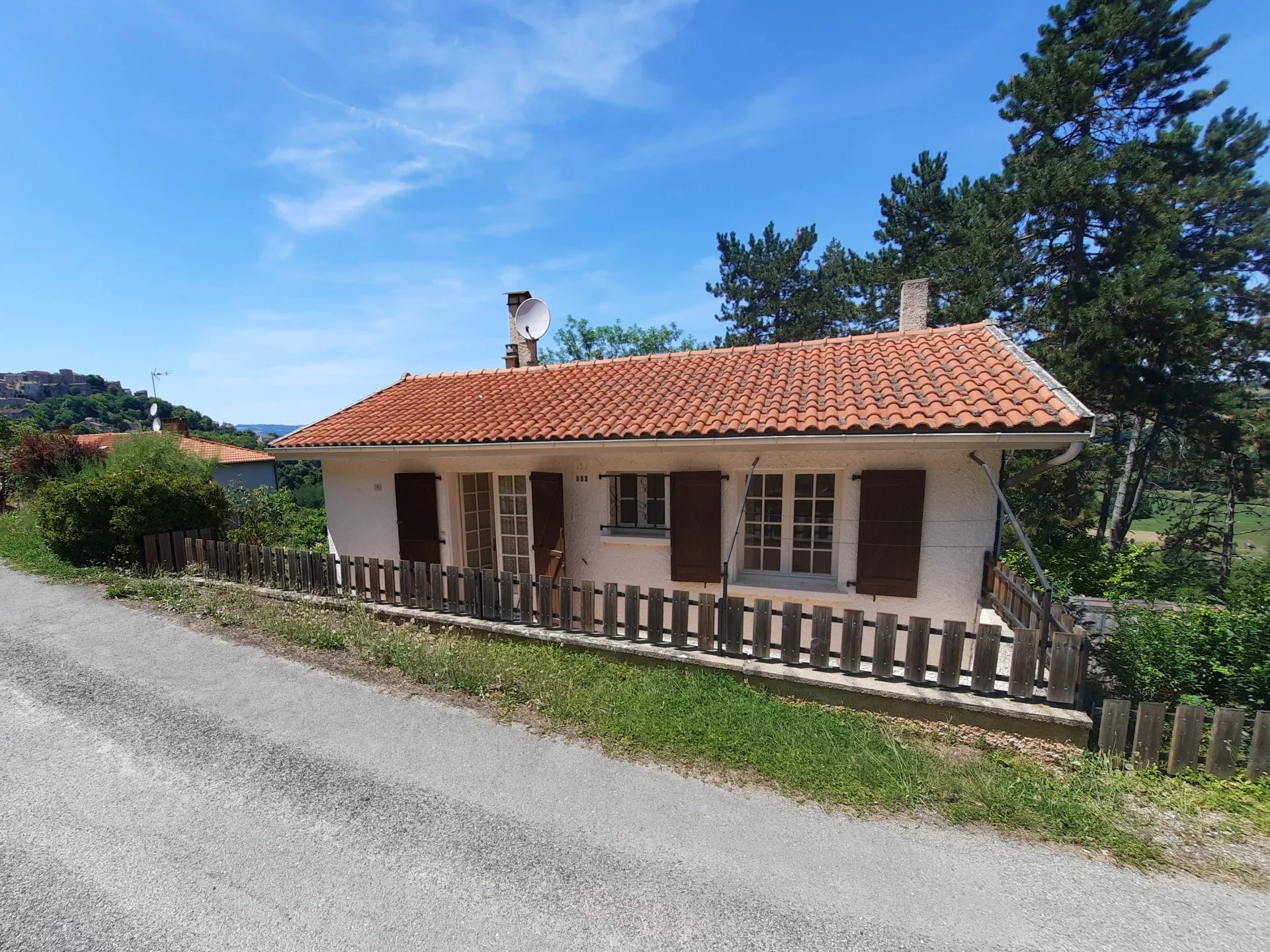 Charming Holiday Home in Cordes – Breathtaking Views, Tranquility and Spacious Garden