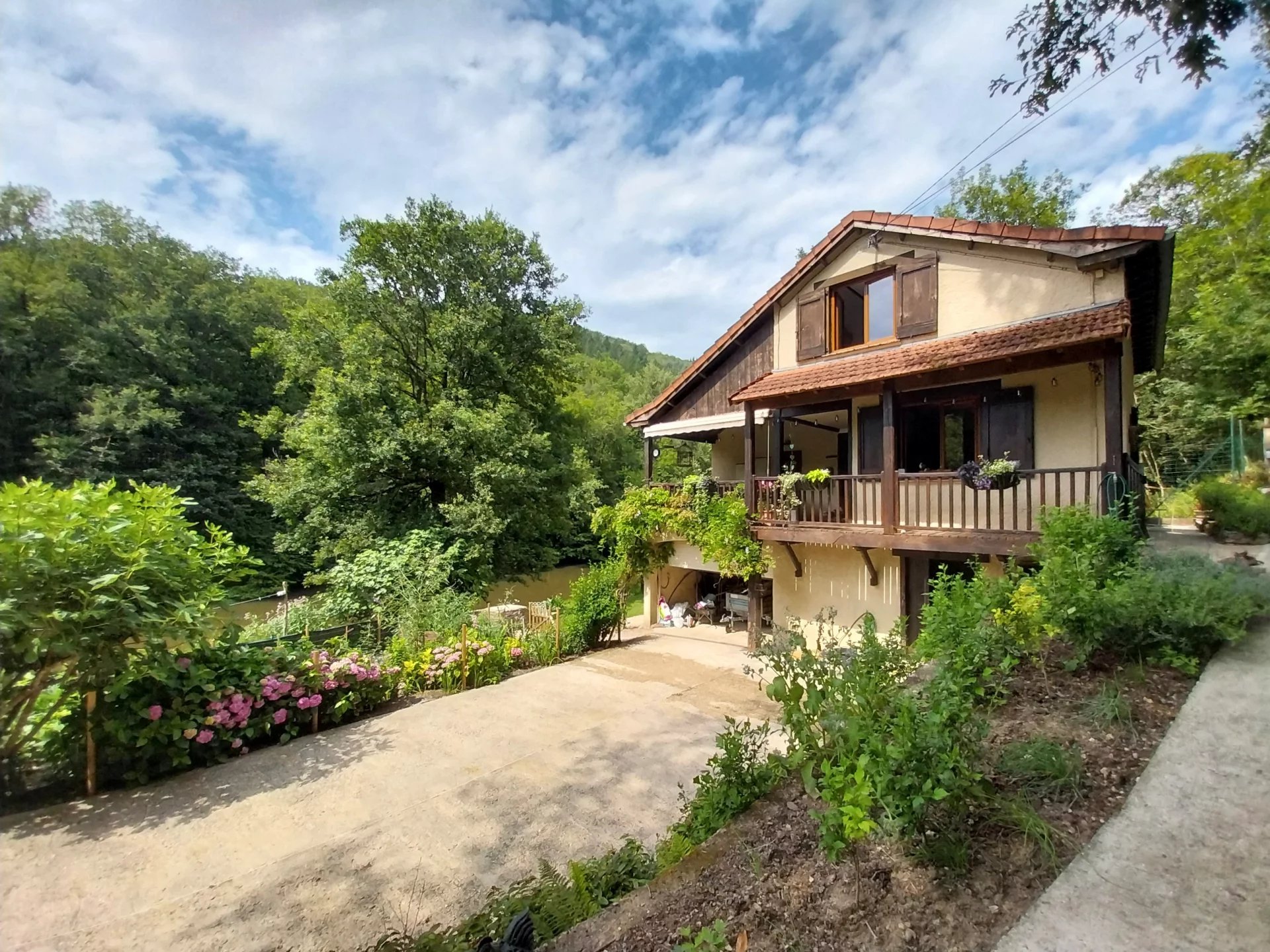 Propriété romantique au bord de la rivière de 2 chambres