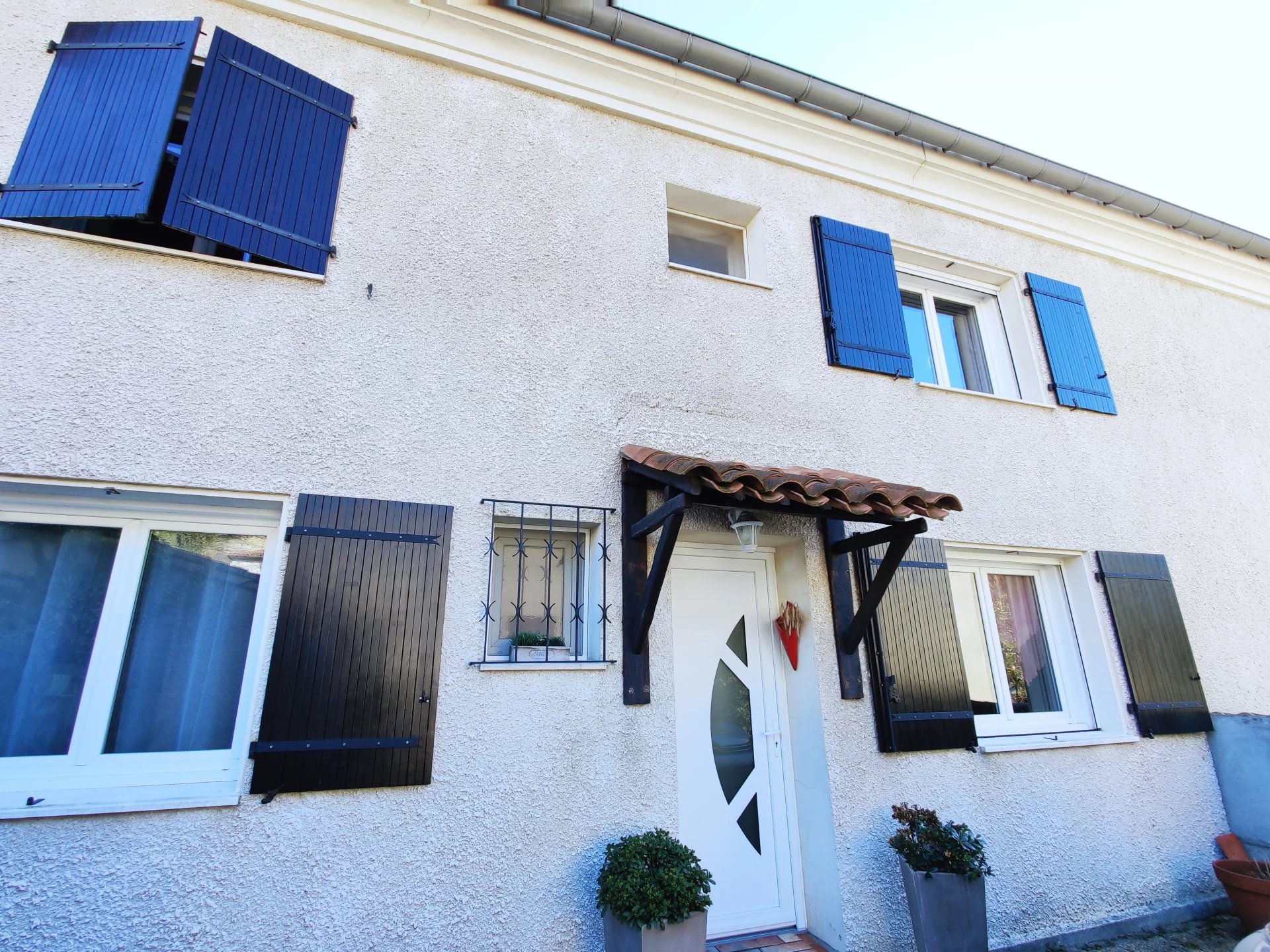 Modern house with garden, garage, terrace, large basement in centre of Limoux
