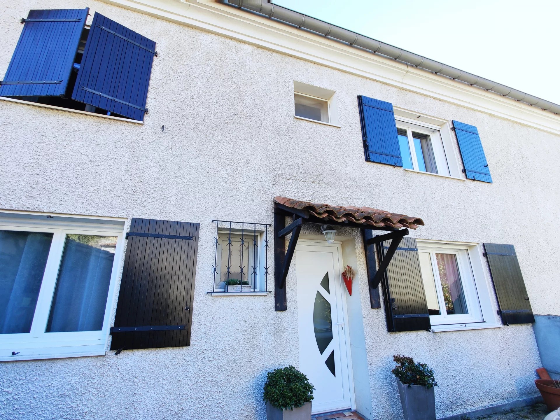 Maison moderne avec jardin, garage, terrasse, grand sous-sol