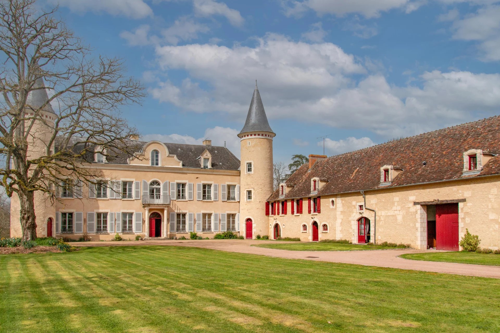 Beautiful château with guest house, outbuildings and land